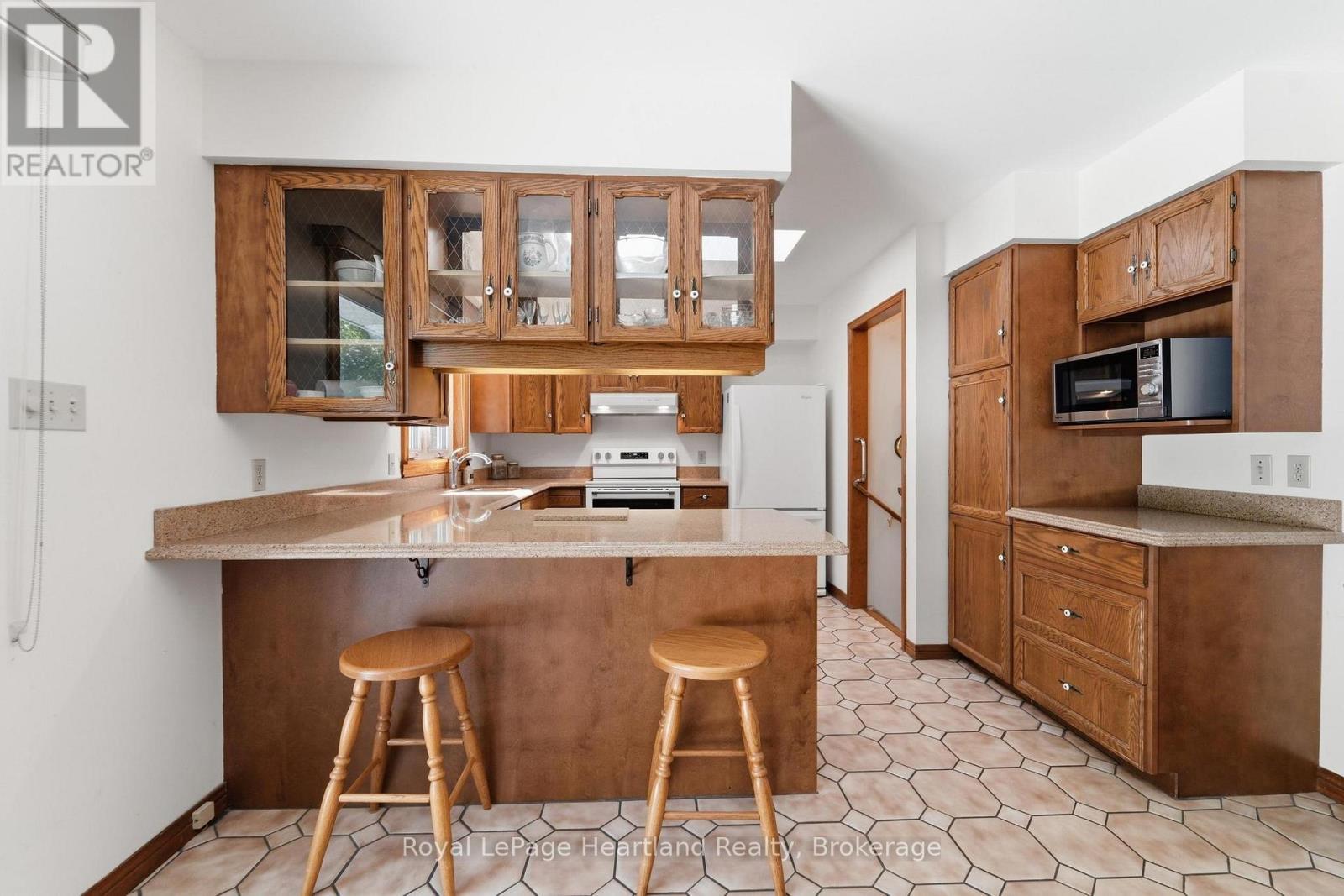 24 Leonard Drive, Goderich (Goderich (Town)), ON - Indoor Photo Showing Kitchen