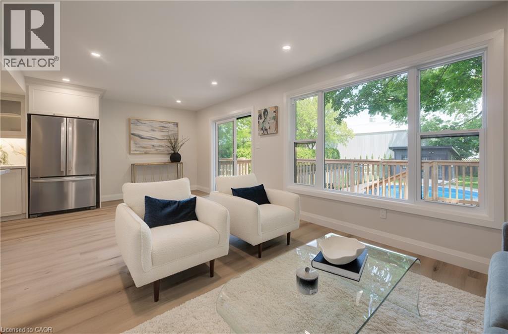 34 Moore Avenue N, Waterloo, ON - Indoor Photo Showing Living Room