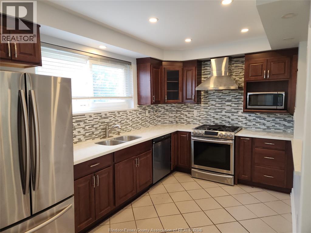 45 Aloma Crescent, Brampton, ON - Indoor Photo Showing Kitchen With Double Sink With Upgraded Kitchen