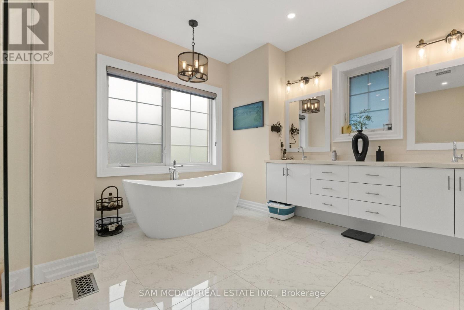 834 Edistel Crescent, Mississauga, ON - Indoor Photo Showing Bathroom