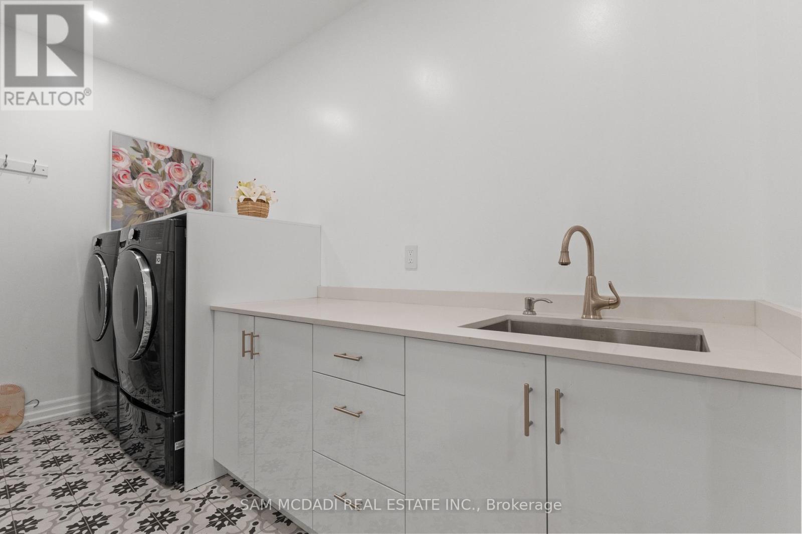 834 Edistel Crescent, Mississauga, ON - Indoor Photo Showing Laundry Room