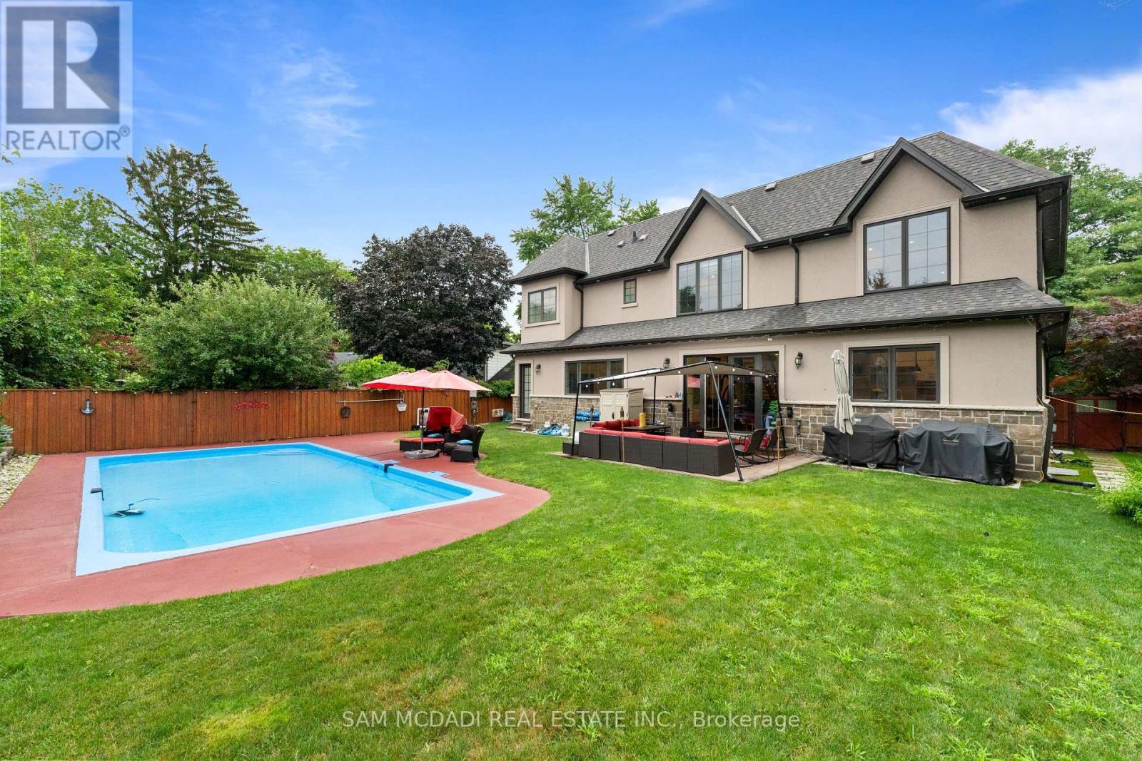 834 Edistel Crescent, Mississauga, ON - Outdoor With In Ground Pool With Backyard