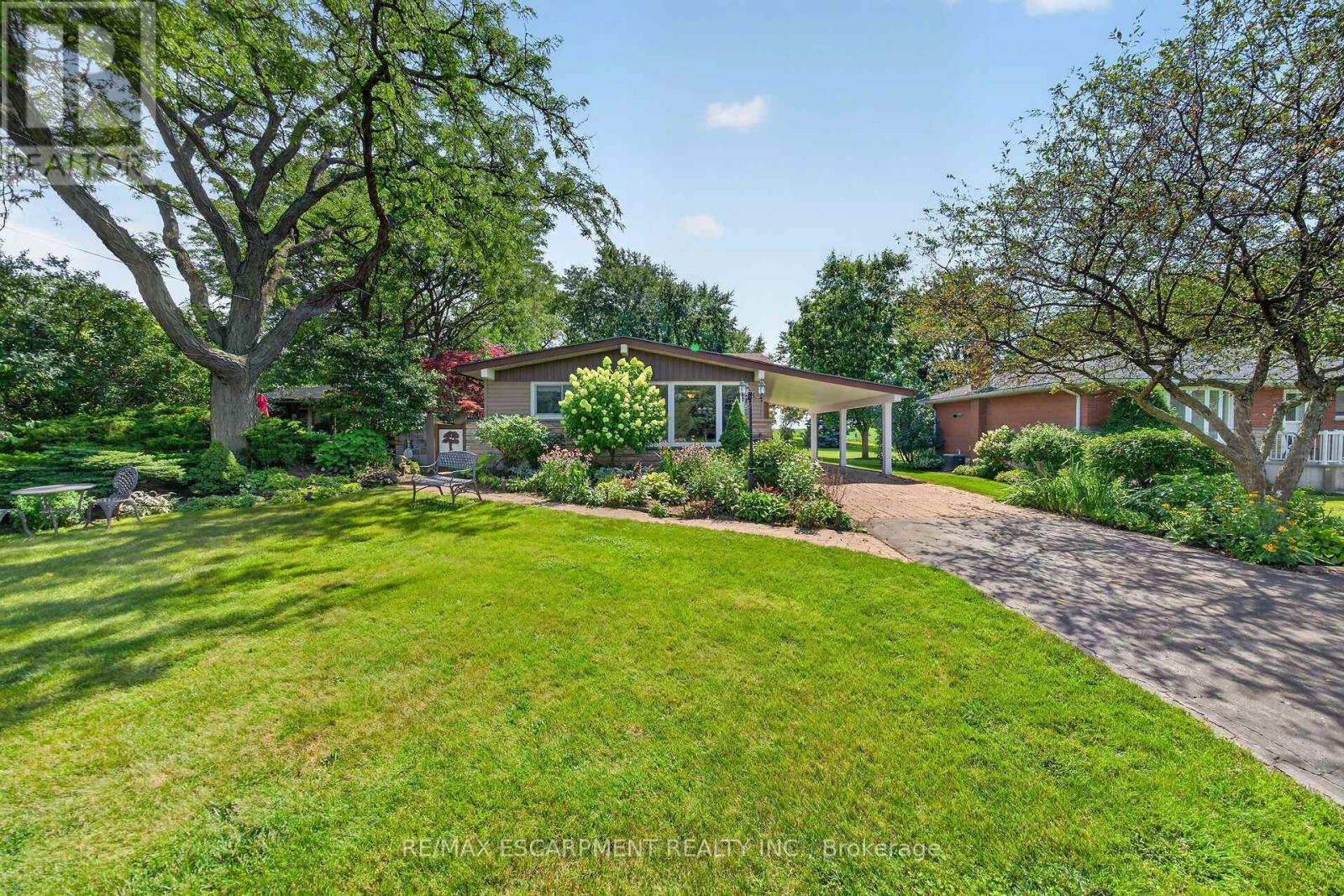 8399 Dickenson Road E, Hamilton, ON - Outdoor