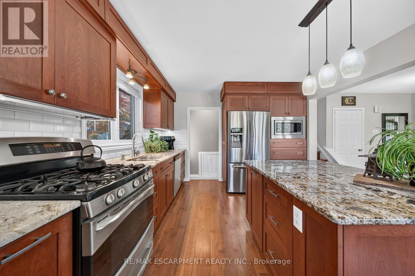8399 Dickenson Road E, Hamilton, ON - Indoor Photo Showing Kitchen With Stainless Steel Kitchen With Upgraded Kitchen