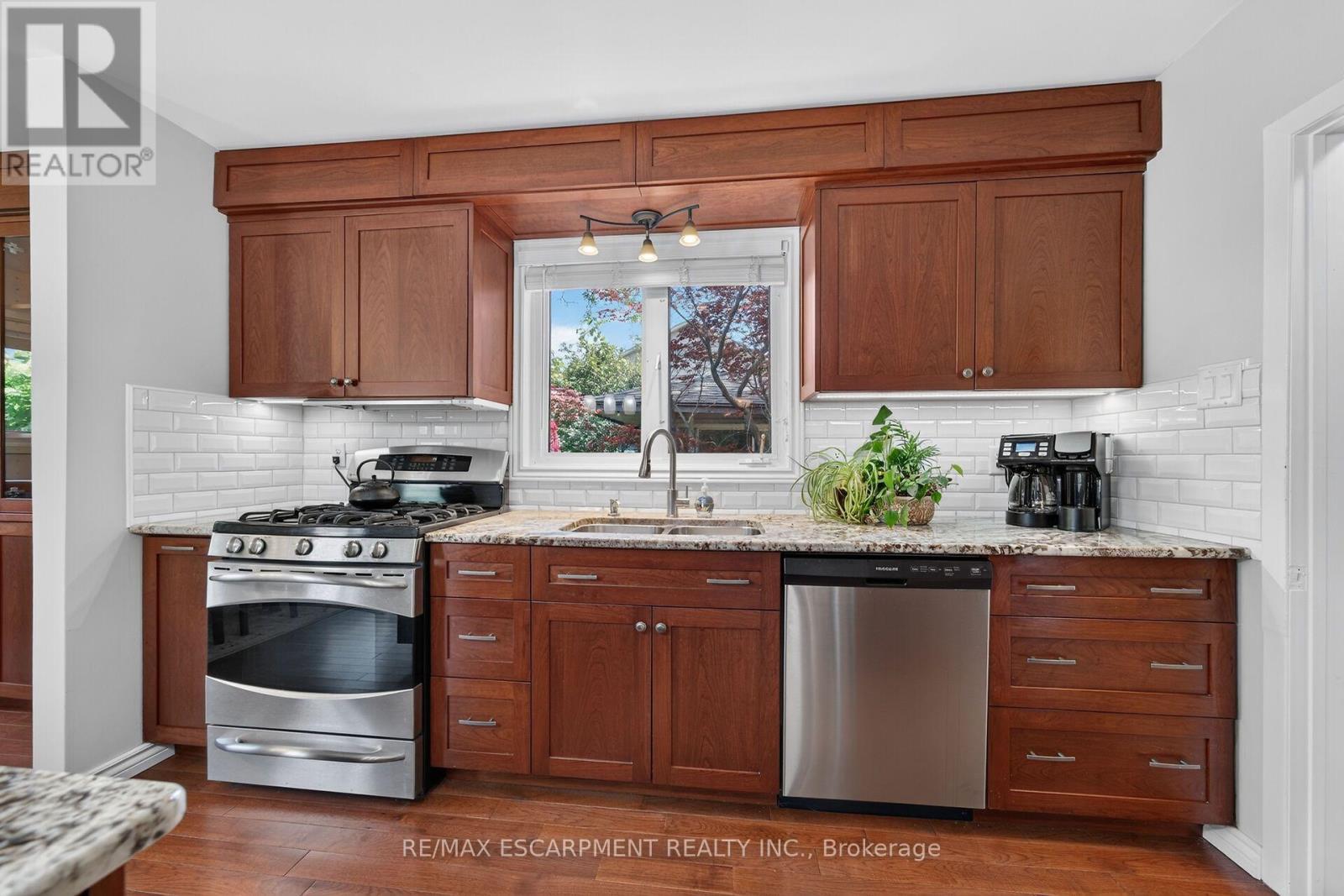 8399 Dickenson Road E, Hamilton, ON - Indoor Photo Showing Kitchen With Double Sink