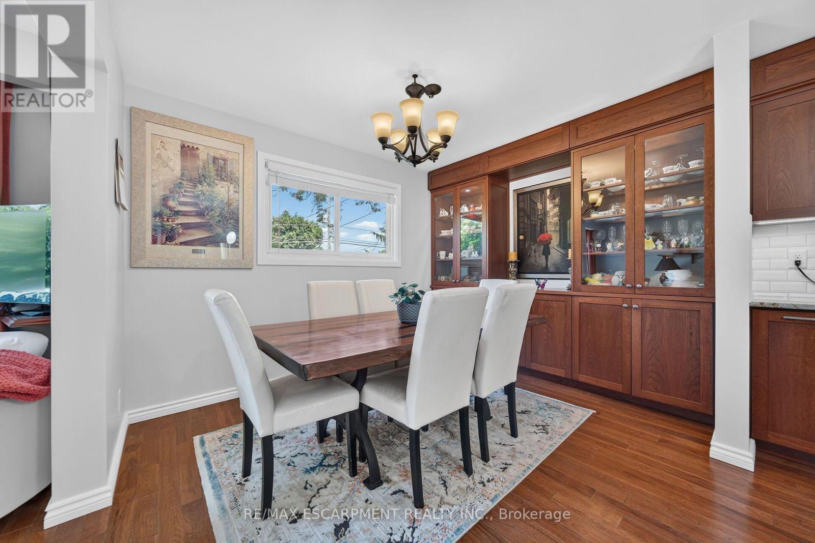 8399 Dickenson Road E, Hamilton, ON - Indoor Photo Showing Dining Room