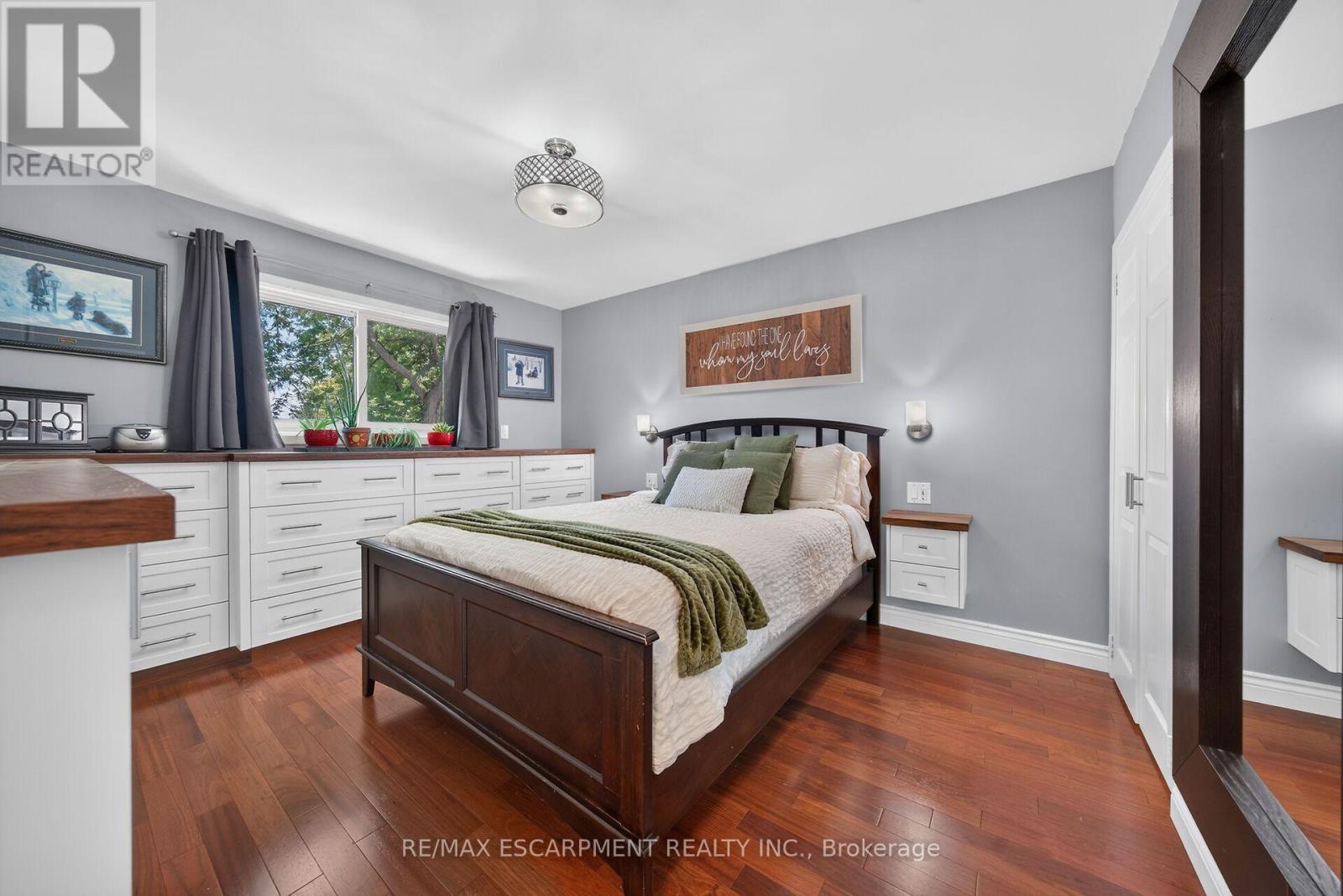 8399 Dickenson Road E, Hamilton, ON - Indoor Photo Showing Bedroom