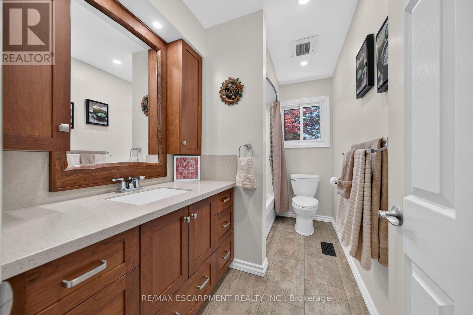 8399 Dickenson Road E, Hamilton, ON - Indoor Photo Showing Bathroom