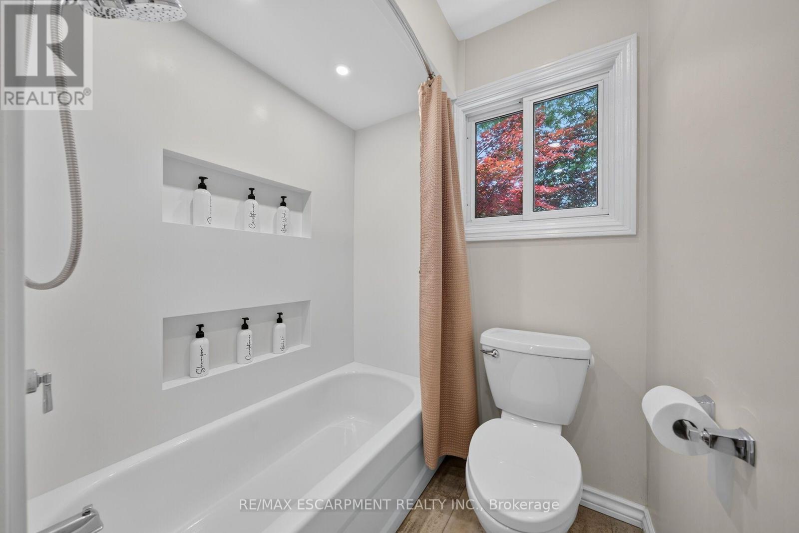 8399 Dickenson Road E, Hamilton, ON - Indoor Photo Showing Bathroom