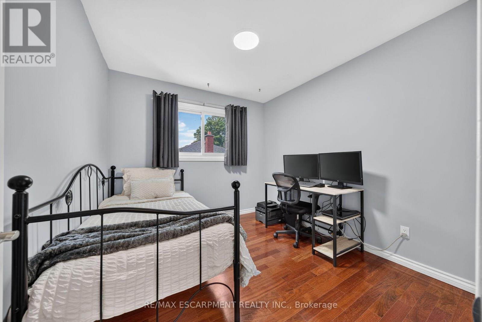 8399 Dickenson Road E, Hamilton, ON - Indoor Photo Showing Bedroom