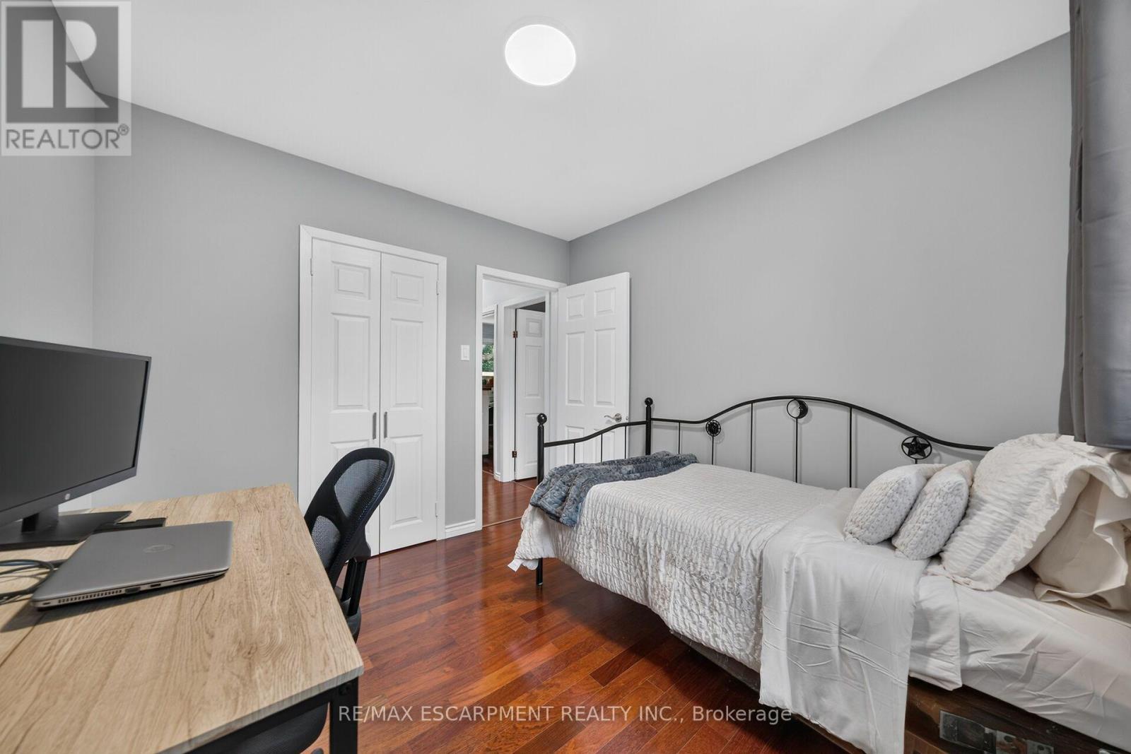 8399 Dickenson Road E, Hamilton, ON - Indoor Photo Showing Bedroom