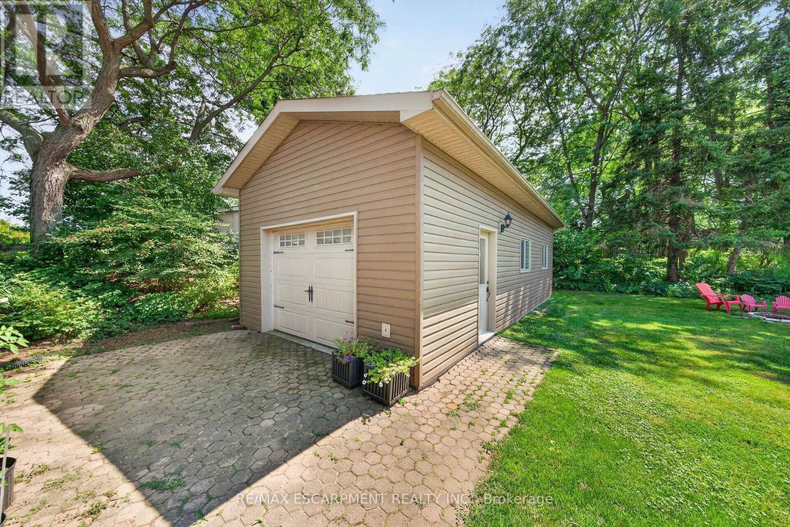 8399 Dickenson Road E, Hamilton, ON - Outdoor