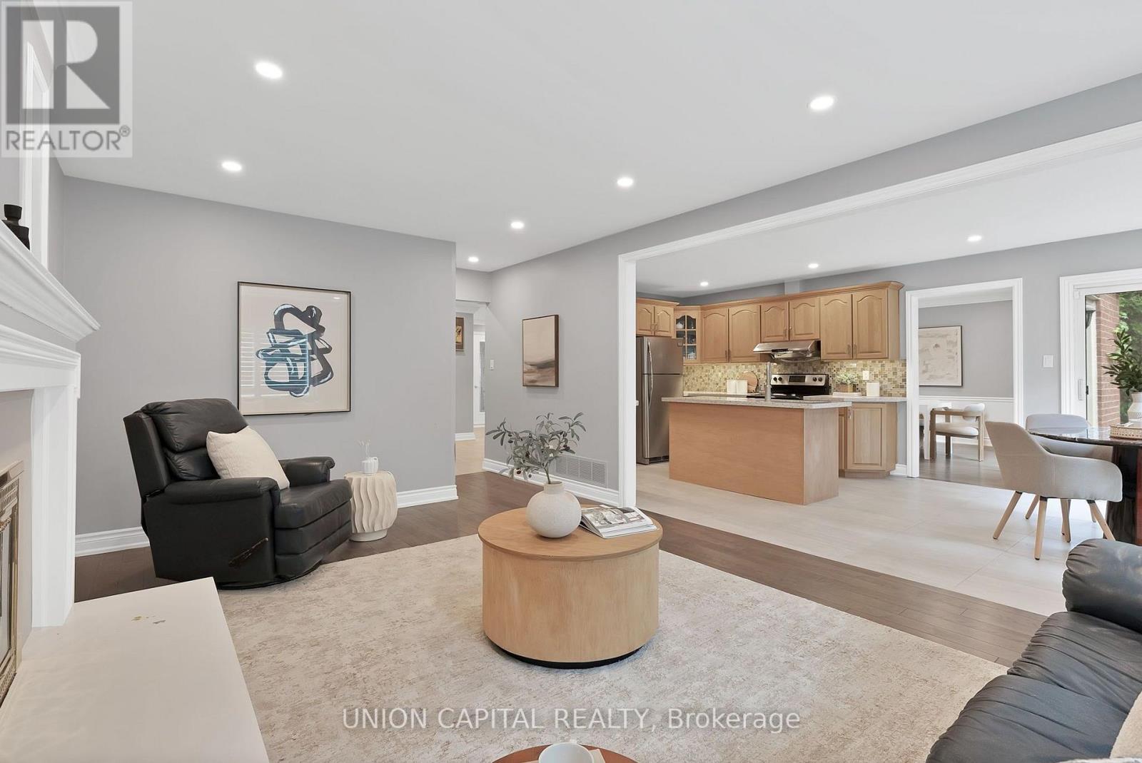 35 Mccarty Crescent, Markham, ON - Indoor Photo Showing Living Room