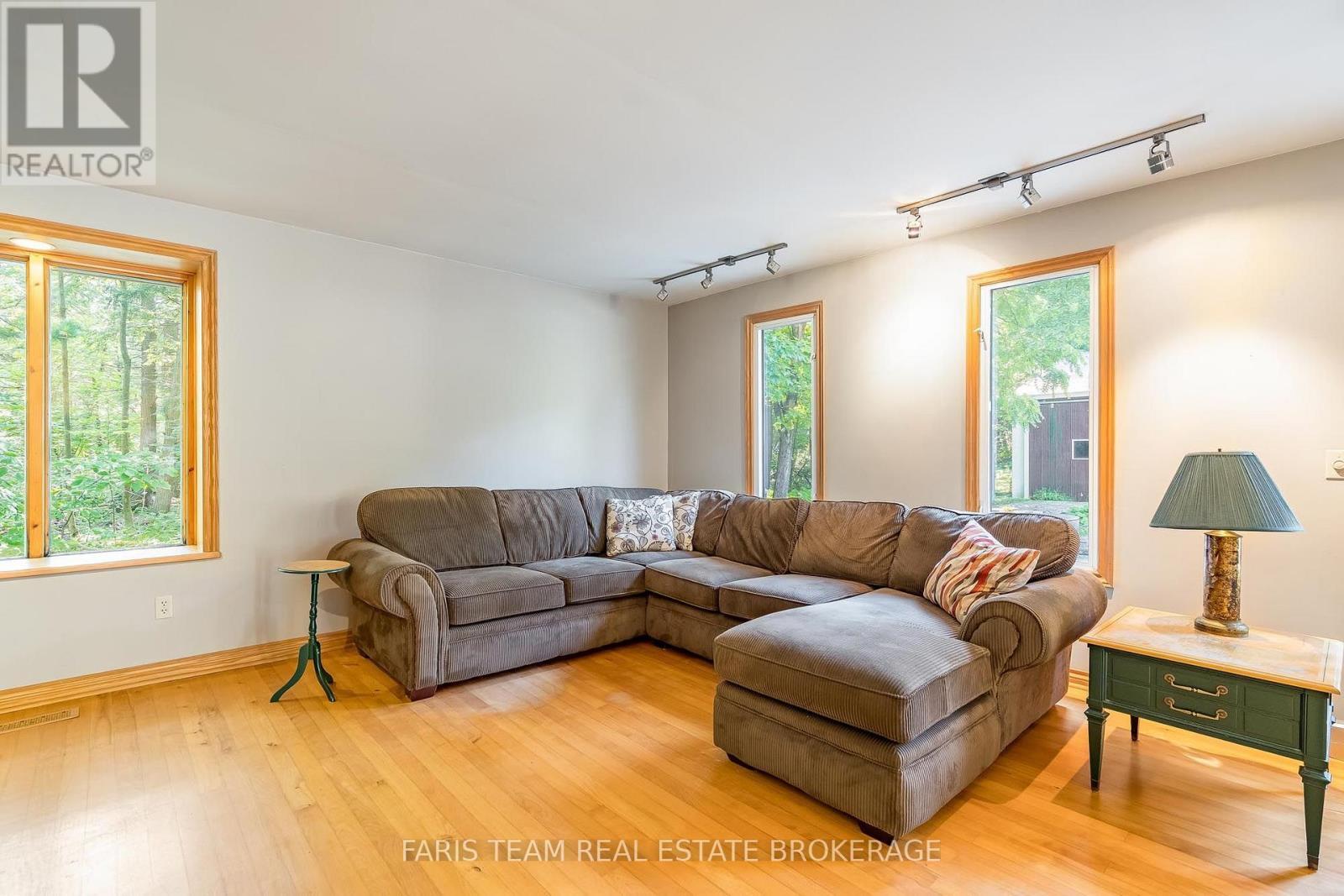 2554 Champlain Road, Tiny, ON - Indoor Photo Showing Living Room