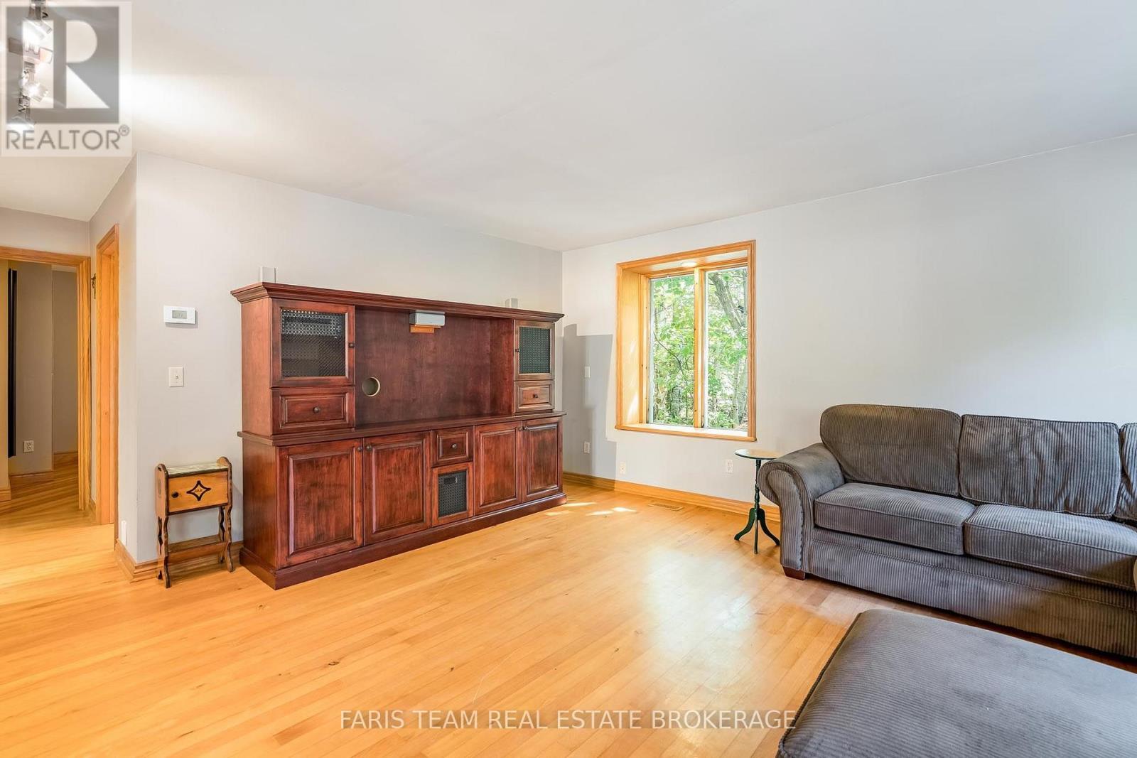 2554 Champlain Road, Tiny, ON - Indoor Photo Showing Living Room