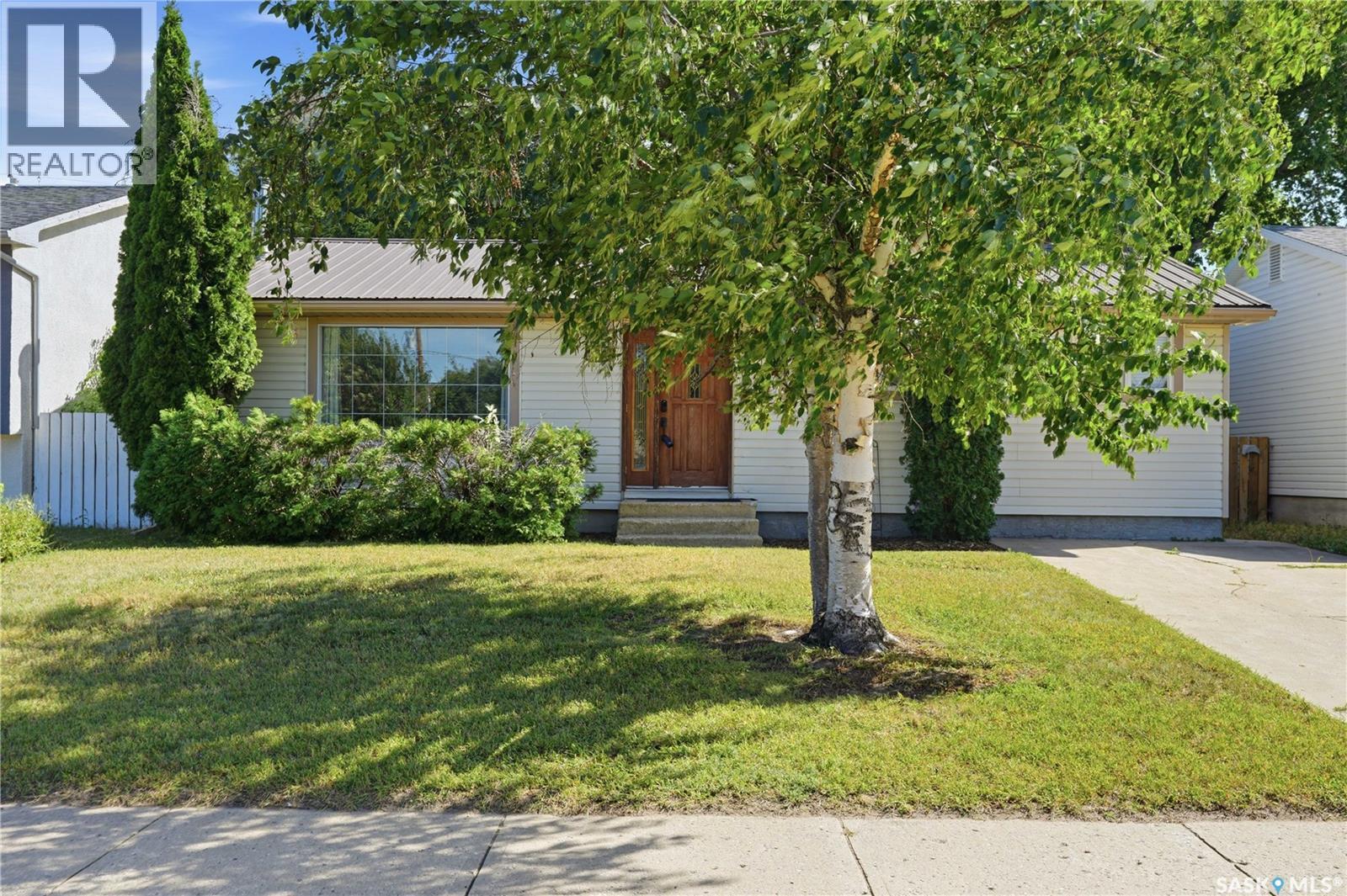 1409 Duffield Street W, Moose Jaw, SK - Outdoor