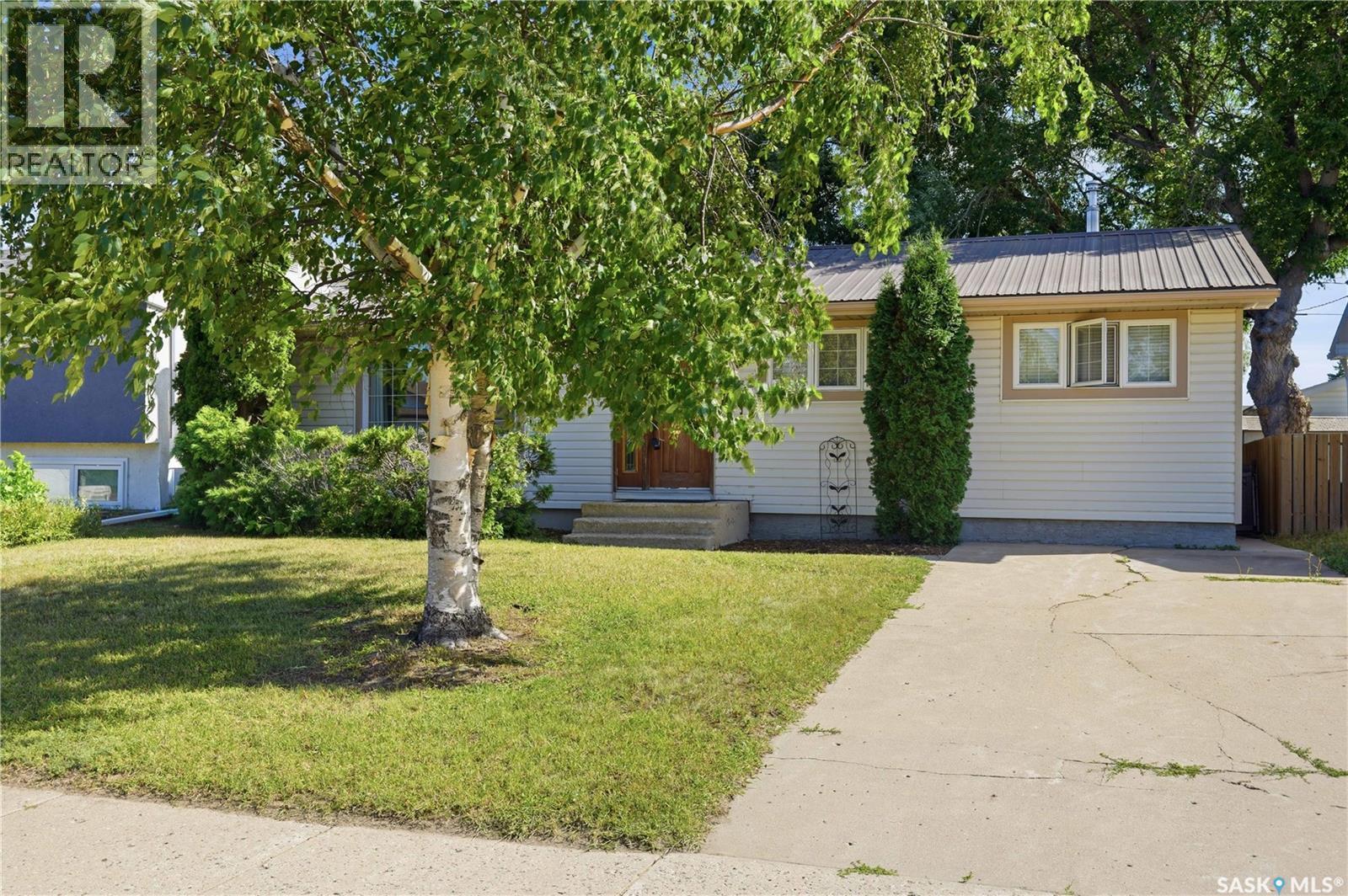 1409 Duffield Street W, Moose Jaw, SK - Outdoor