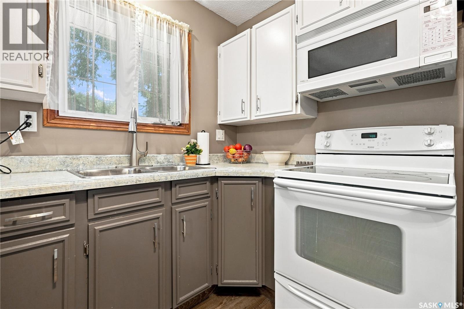 1409 Duffield Street W, Moose Jaw, SK - Indoor Photo Showing Kitchen With Double Sink