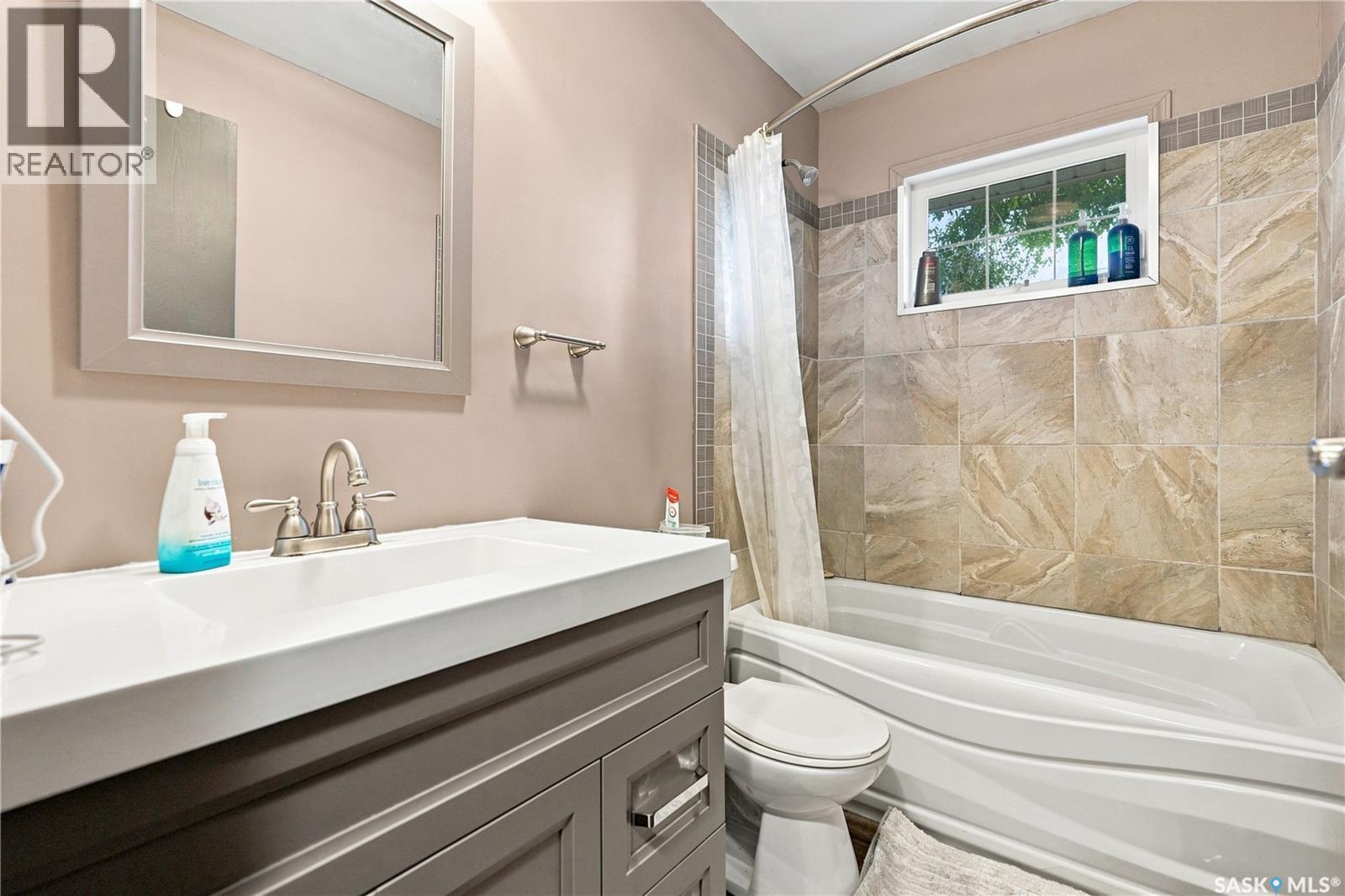 1409 Duffield Street W, Moose Jaw, SK - Indoor Photo Showing Bathroom