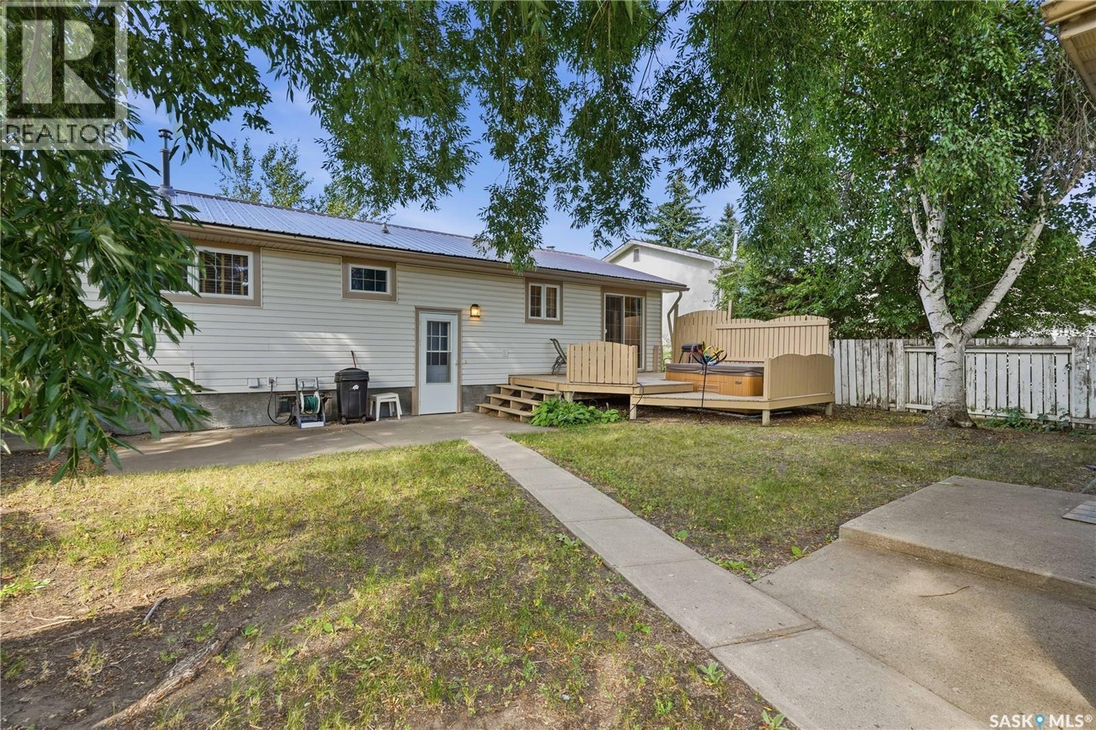 1409 Duffield Street W, Moose Jaw, SK - Outdoor With Deck Patio Veranda