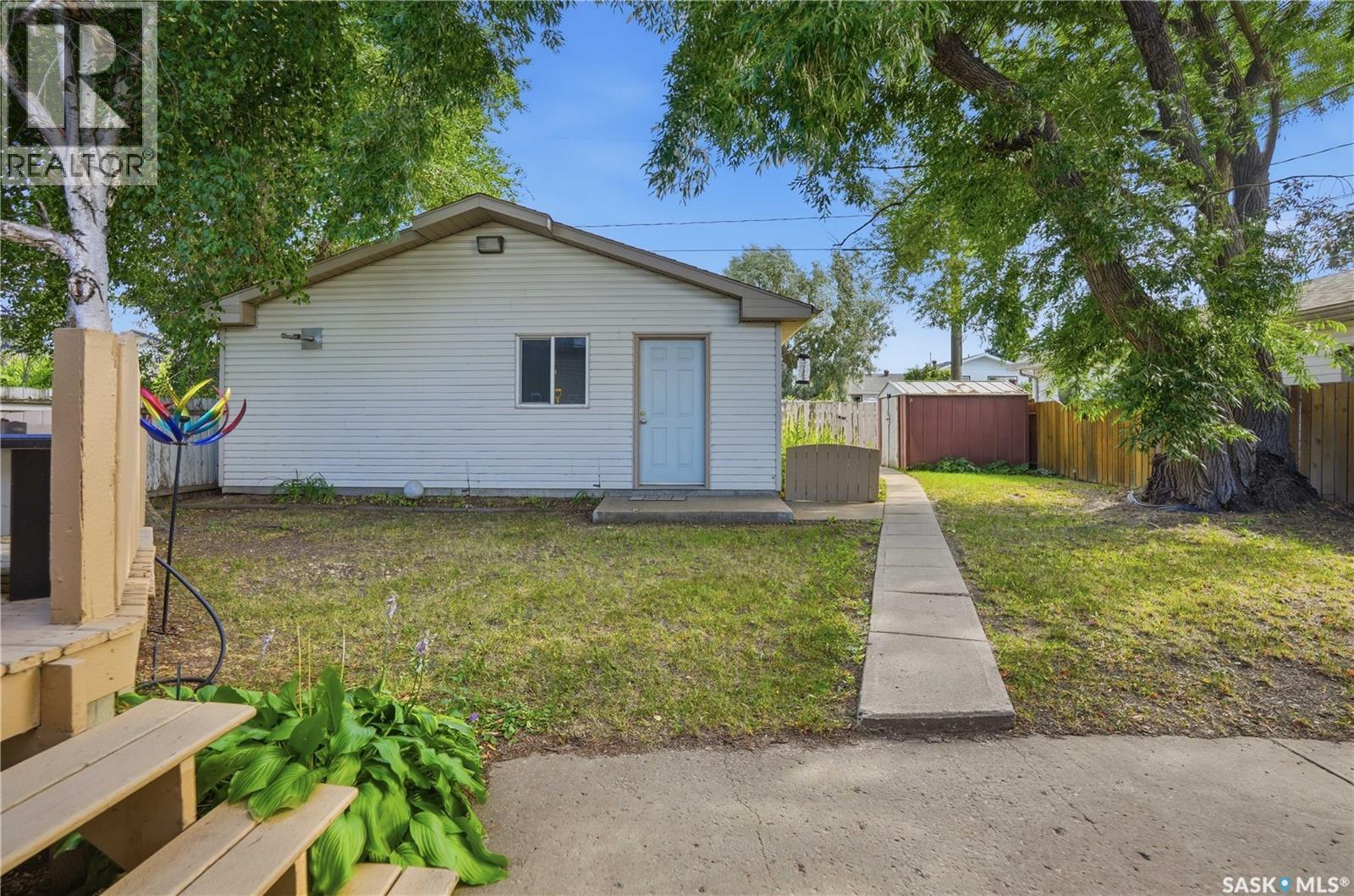 1409 Duffield Street W, Moose Jaw, SK - Outdoor