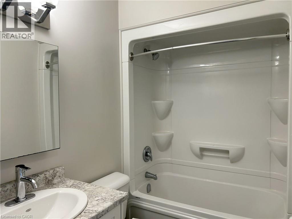 15 Montclair Crescent Unit# 2, Simcoe, ON - Indoor Photo Showing Bathroom