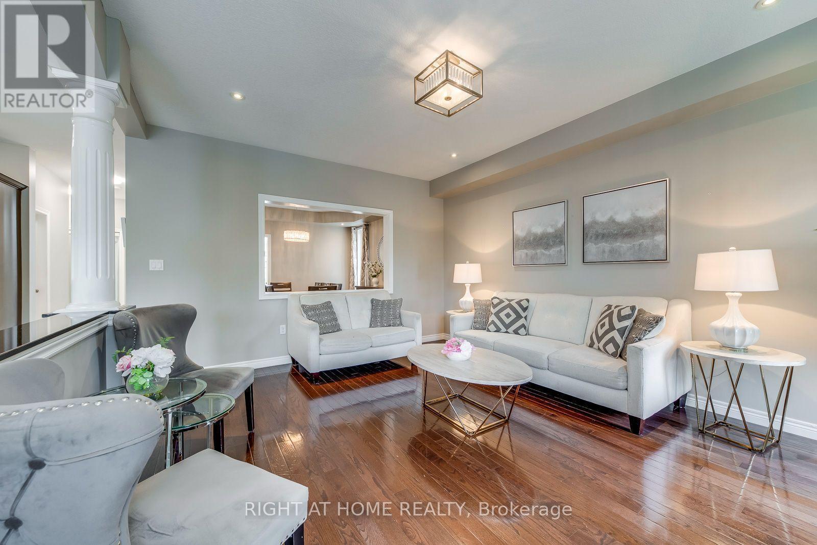 38 Assisi Street, Hamilton, ON - Indoor Photo Showing Living Room