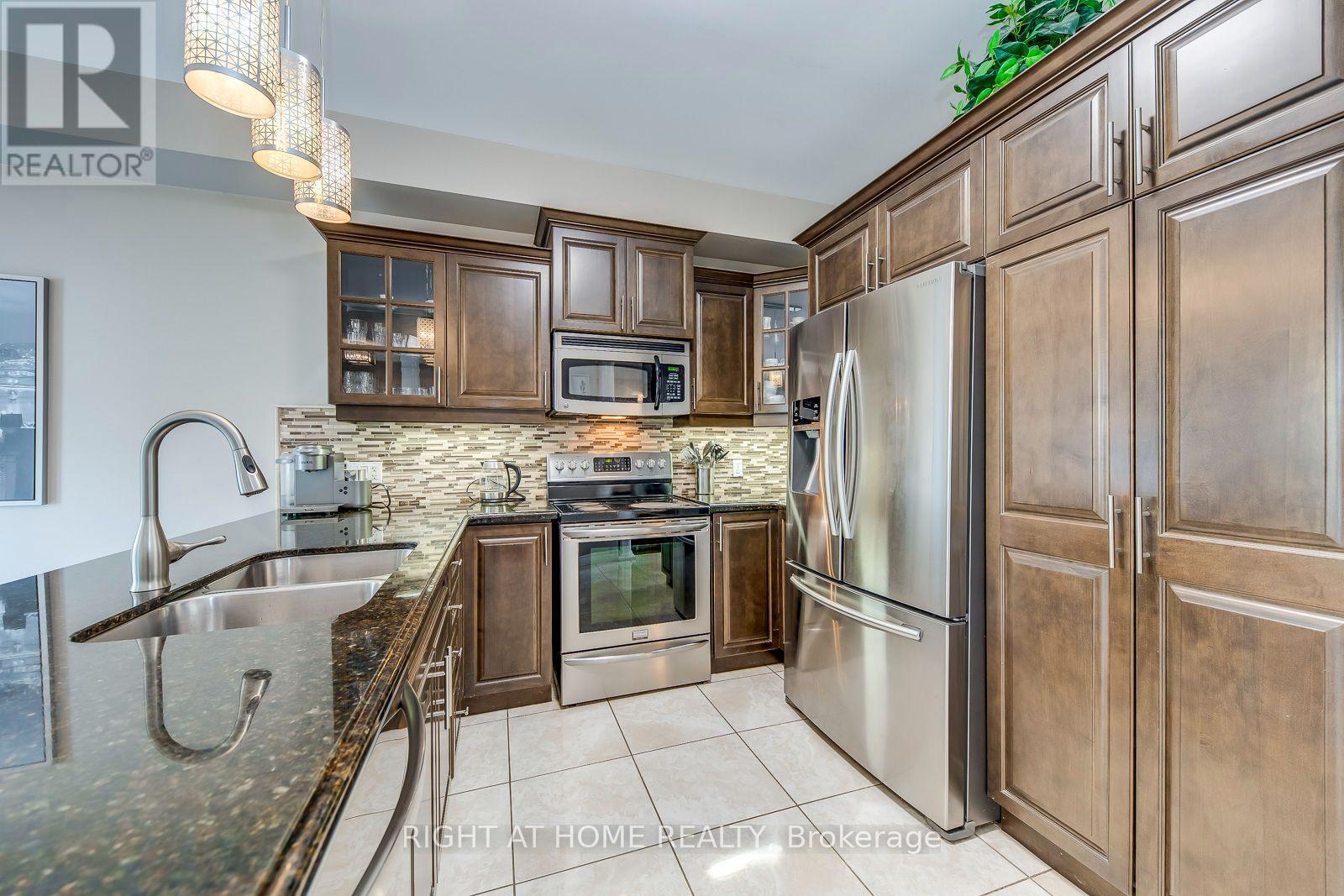 38 Assisi Street, Hamilton, ON - Indoor Photo Showing Kitchen With Double Sink With Upgraded Kitchen