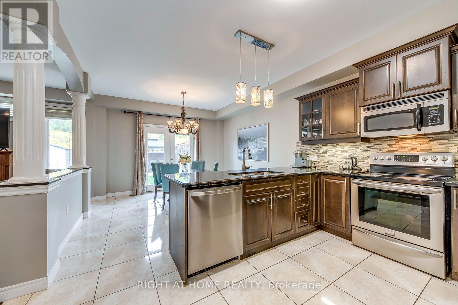 38 Assisi Street, Hamilton, ON - Indoor Photo Showing Kitchen With Upgraded Kitchen