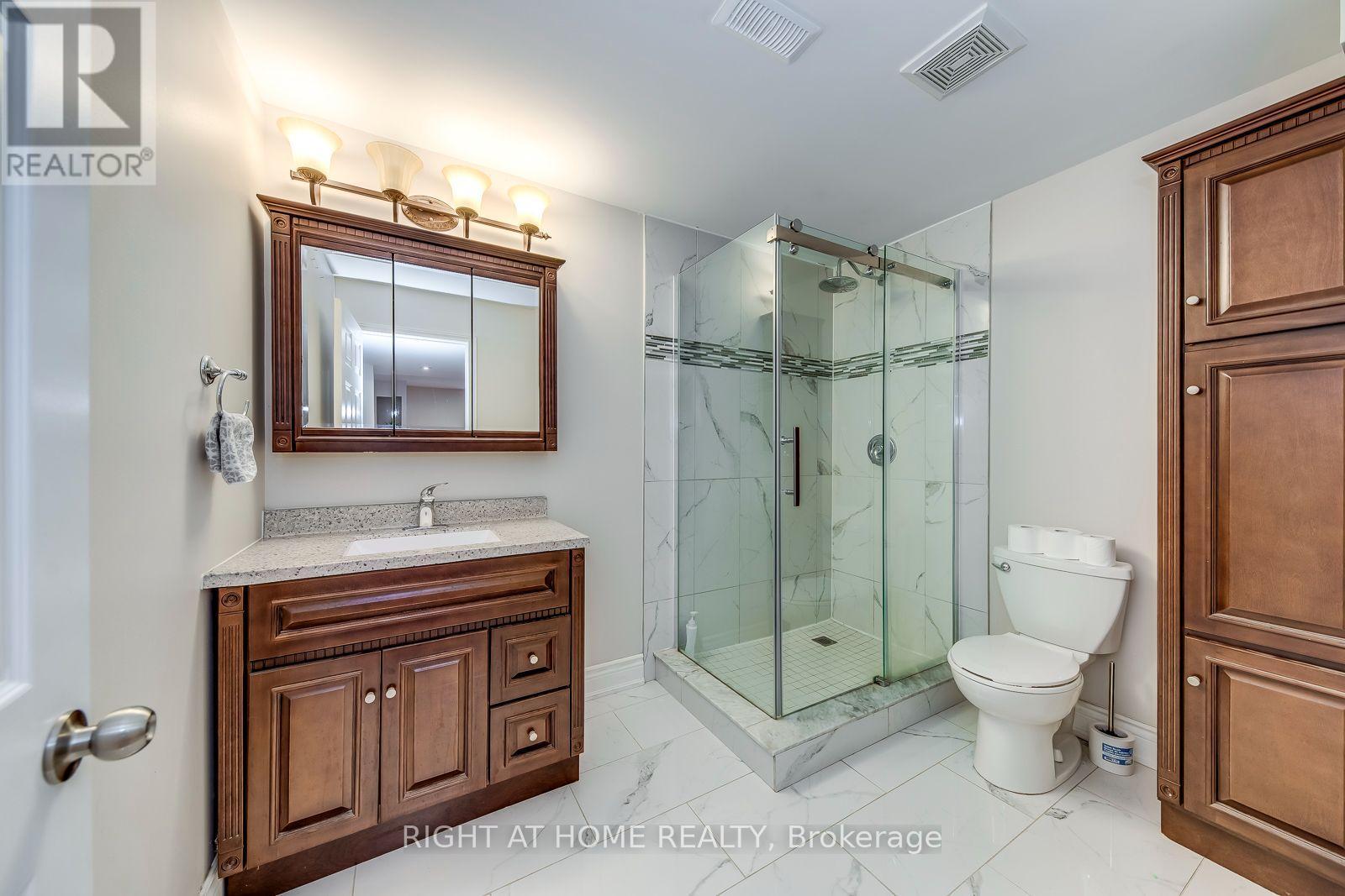 38 Assisi Street, Hamilton, ON - Indoor Photo Showing Bathroom