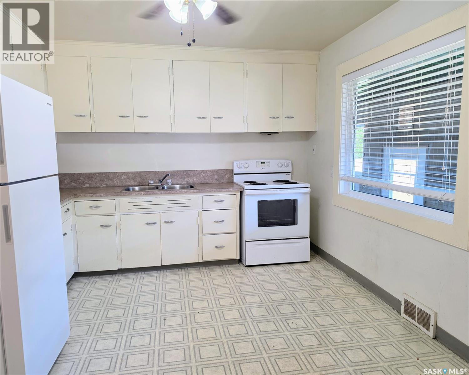 638 7Th Street, Humboldt, SK - Indoor Photo Showing Kitchen With Double Sink