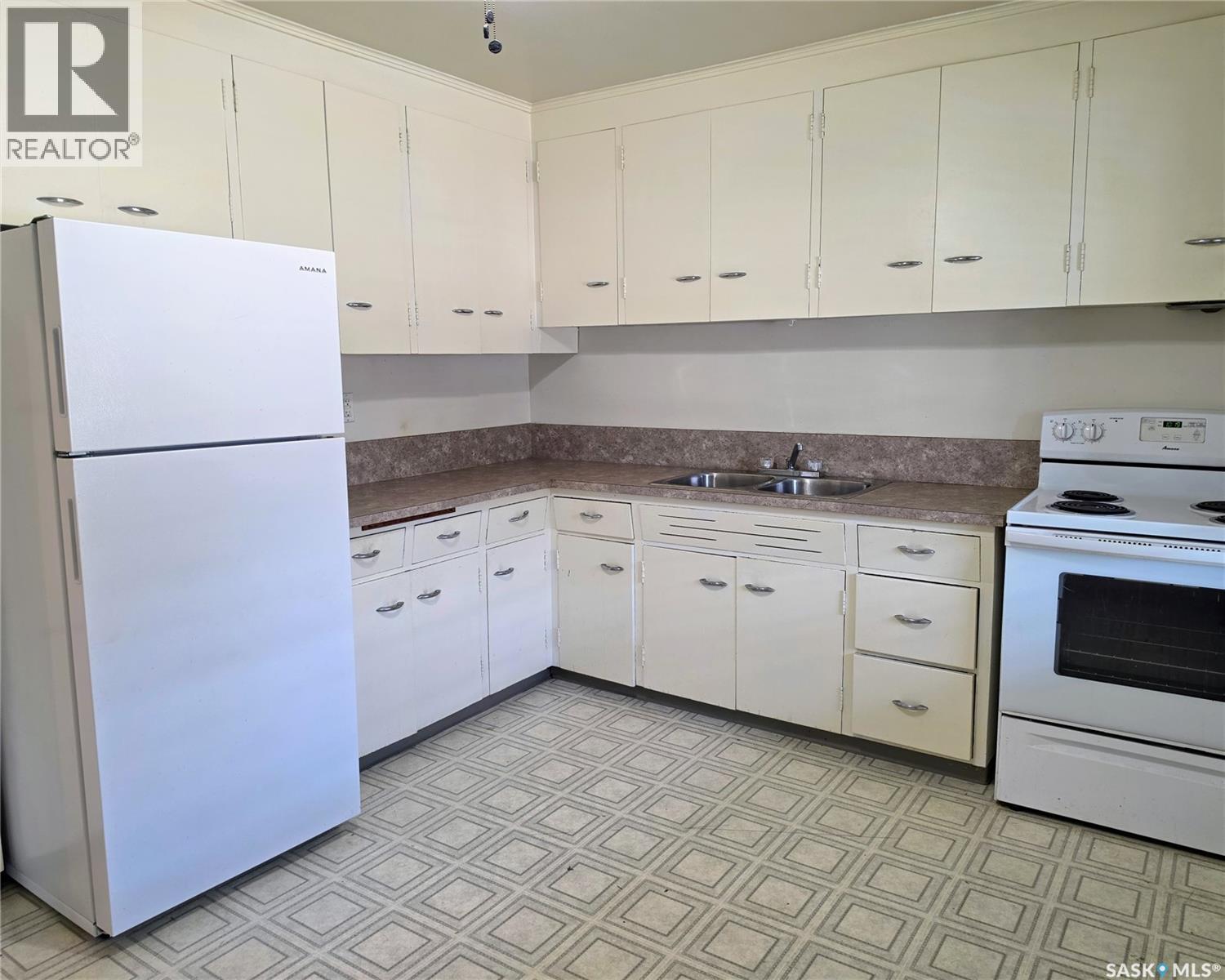 638 7Th Street, Humboldt, SK - Indoor Photo Showing Kitchen With Double Sink