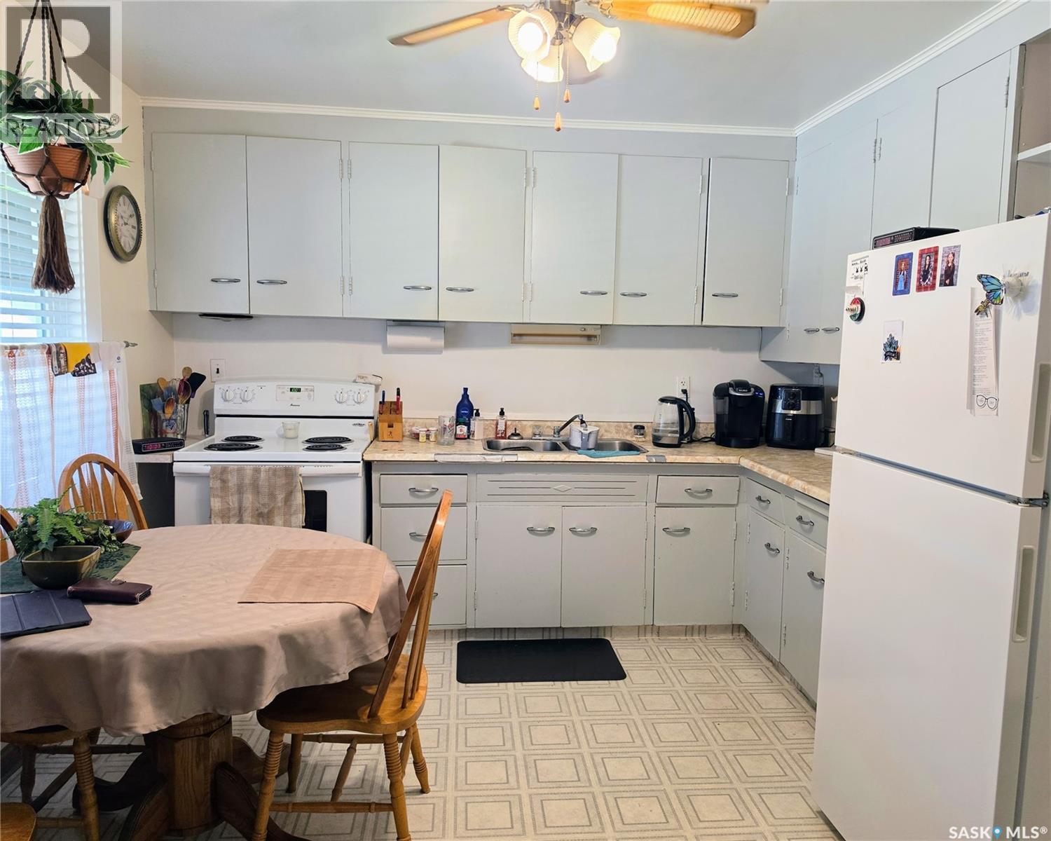 638 7Th Street, Humboldt, SK - Indoor Photo Showing Kitchen With Double Sink