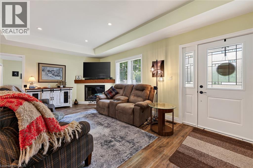 729 6Th Concession Rd Enr, Cultus, ON - Indoor Photo Showing Living Room