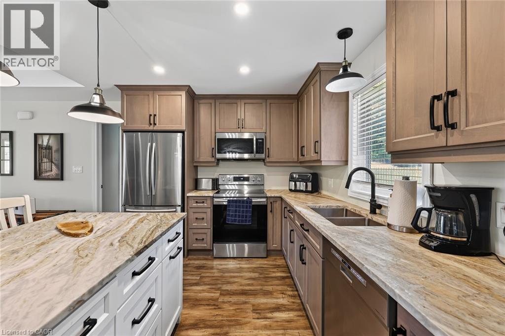 729 6Th Concession Rd Enr, Cultus, ON - Indoor Photo Showing Kitchen With Double Sink With Upgraded Kitchen