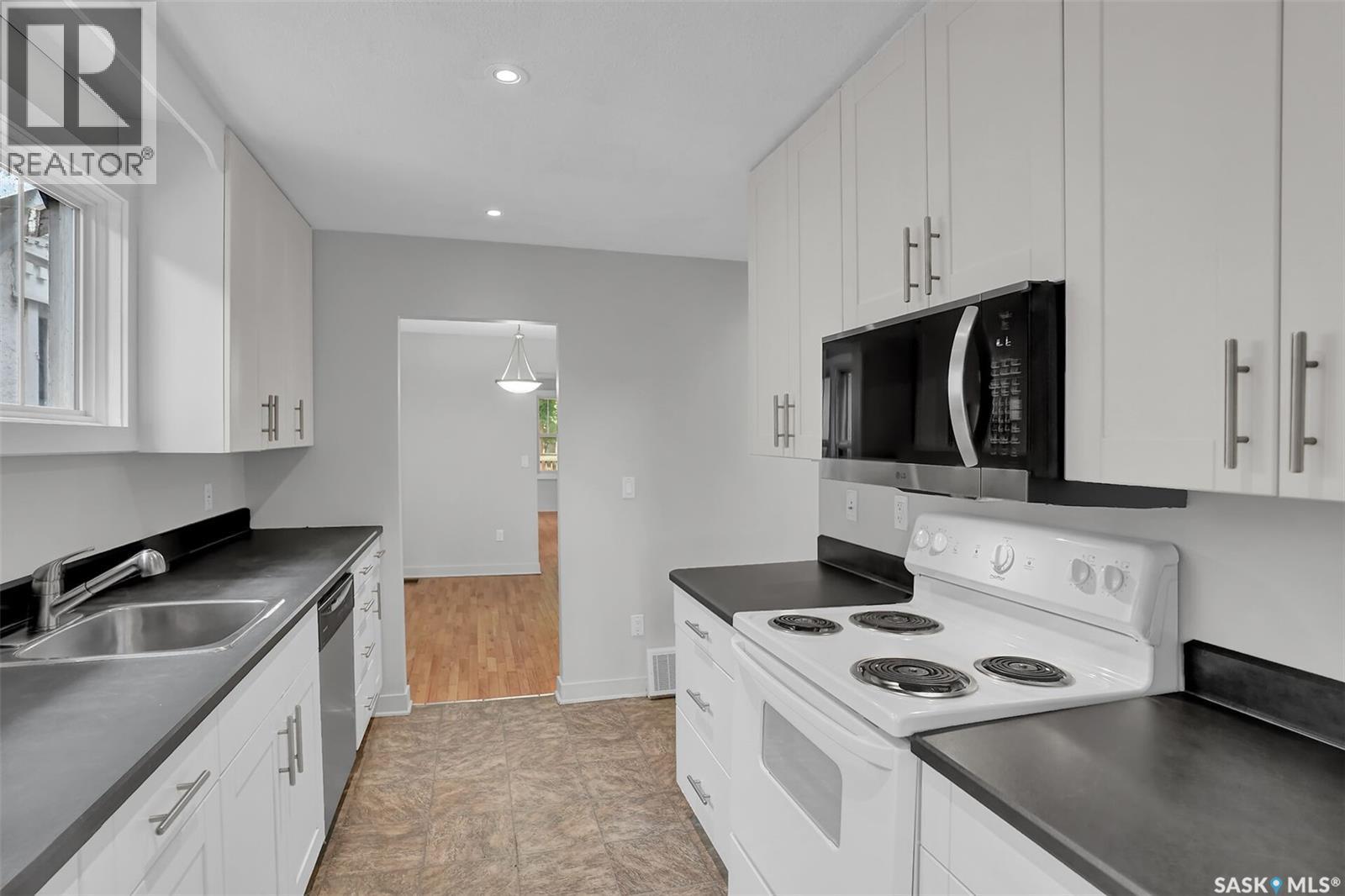 3524 Victoria Avenue, Regina, SK - Indoor Photo Showing Kitchen