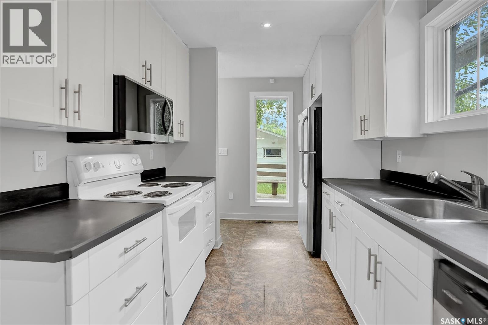 3524 Victoria Avenue, Regina, SK - Indoor Photo Showing Kitchen