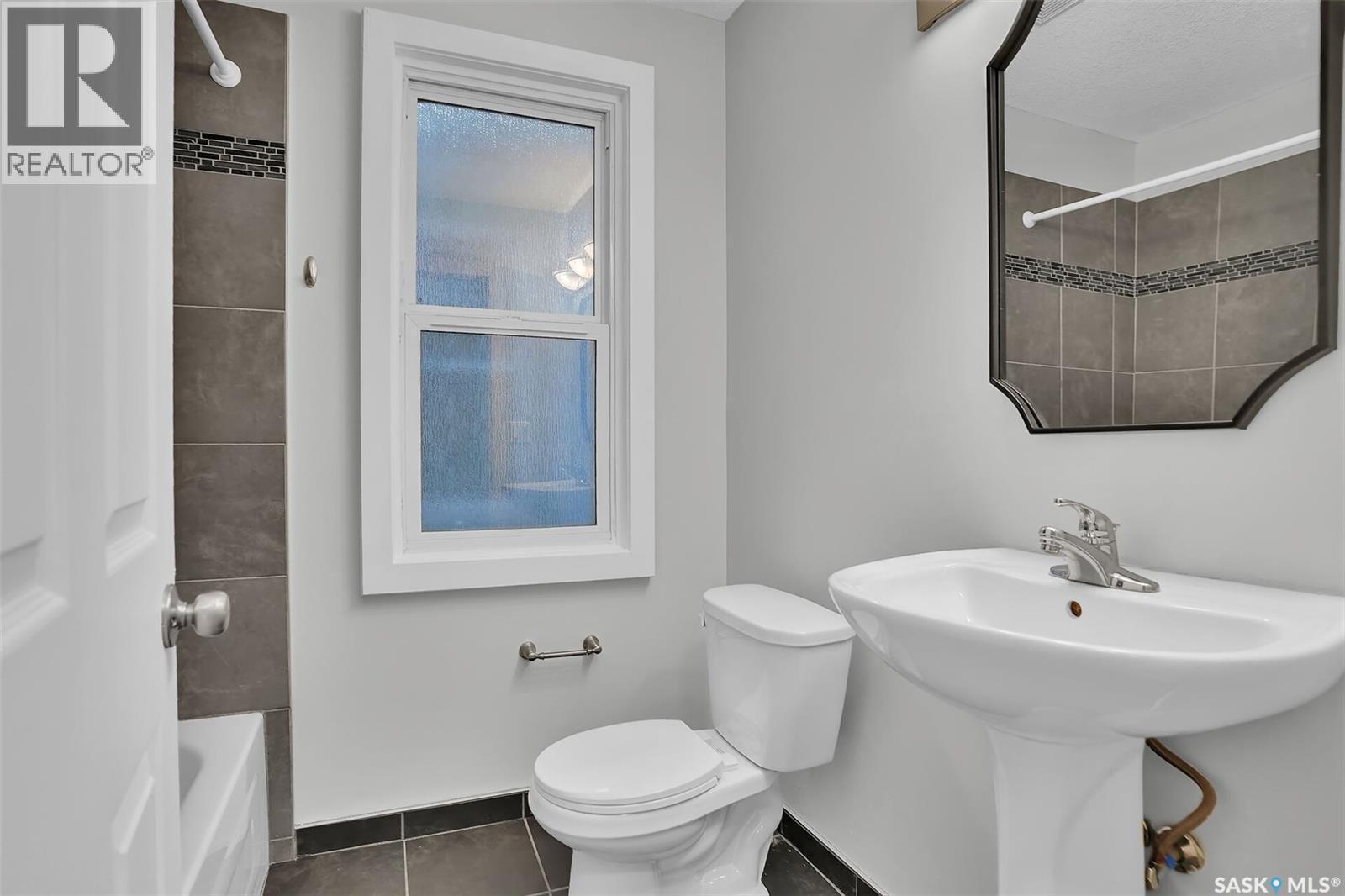 3524 Victoria Avenue, Regina, SK - Indoor Photo Showing Bathroom