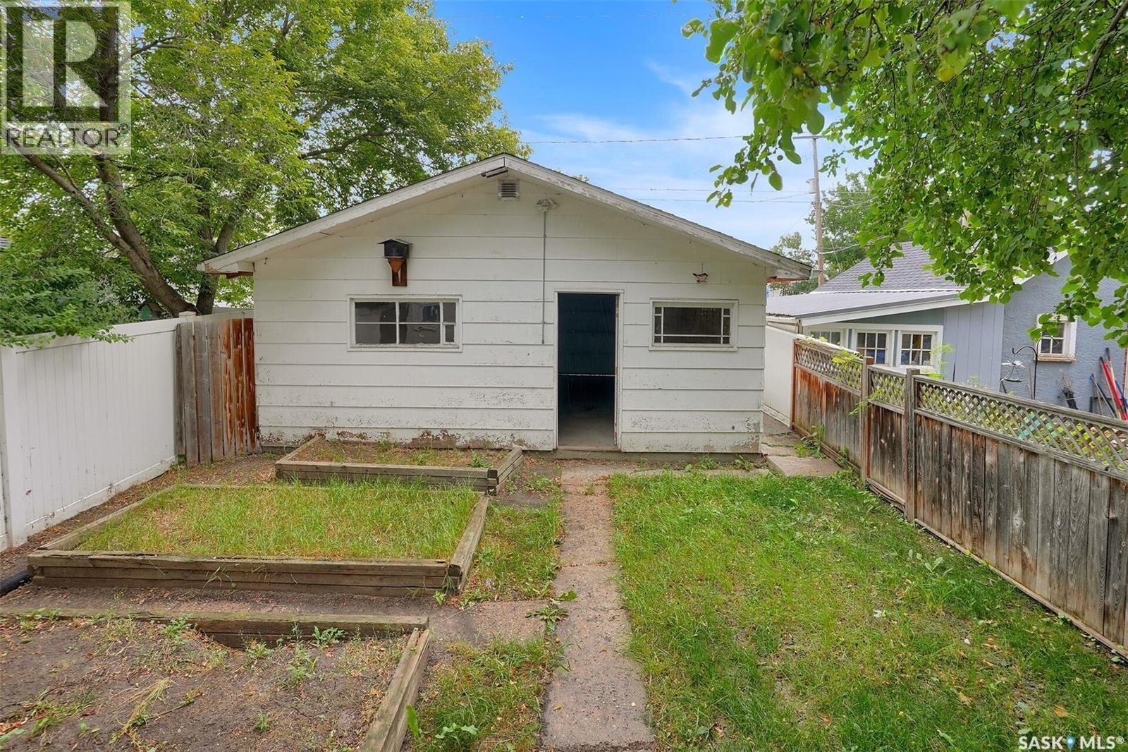 3524 Victoria Avenue, Regina, SK - Outdoor