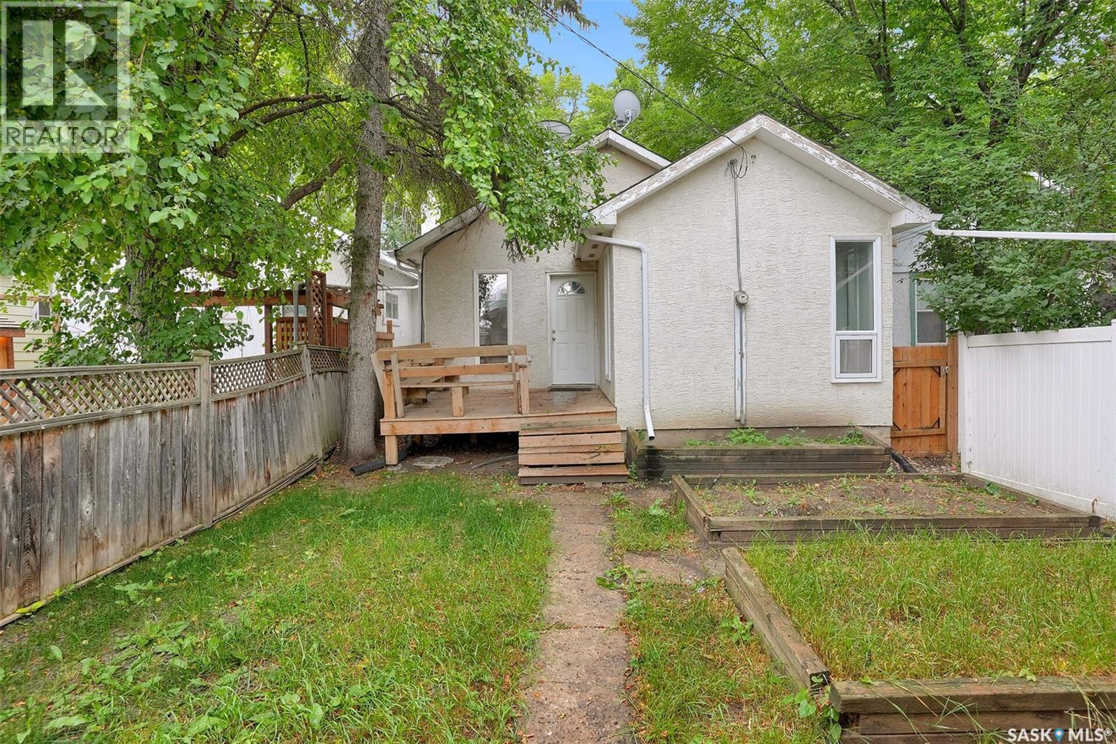 3524 Victoria Avenue, Regina, SK - Outdoor
