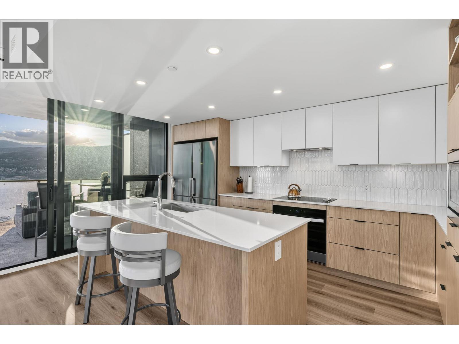1488 Bertram Street Unit# 3202, Kelowna, BC - Indoor Photo Showing Kitchen With Upgraded Kitchen