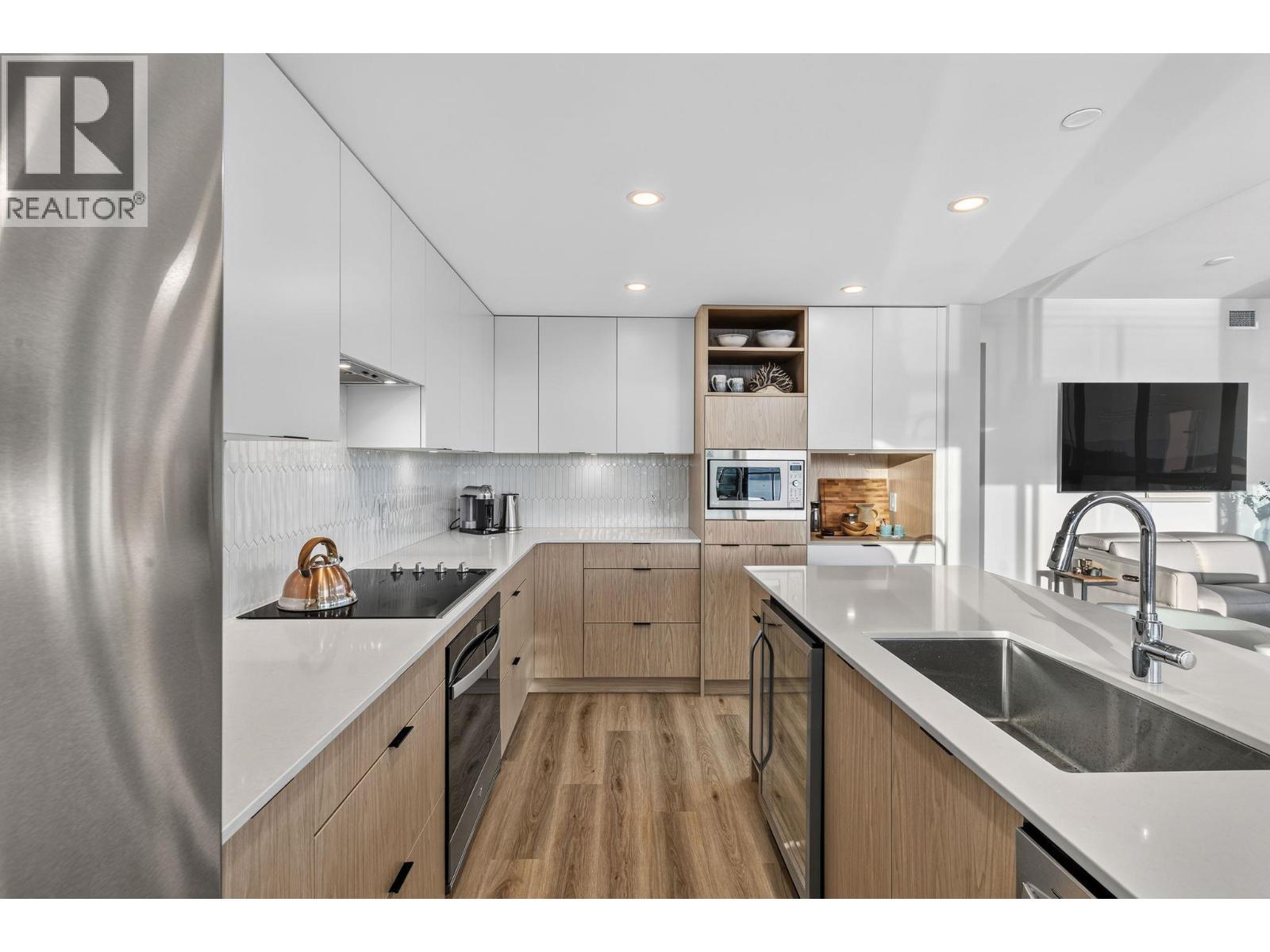 1488 Bertram Street Unit# 3202, Kelowna, BC - Indoor Photo Showing Kitchen With Upgraded Kitchen