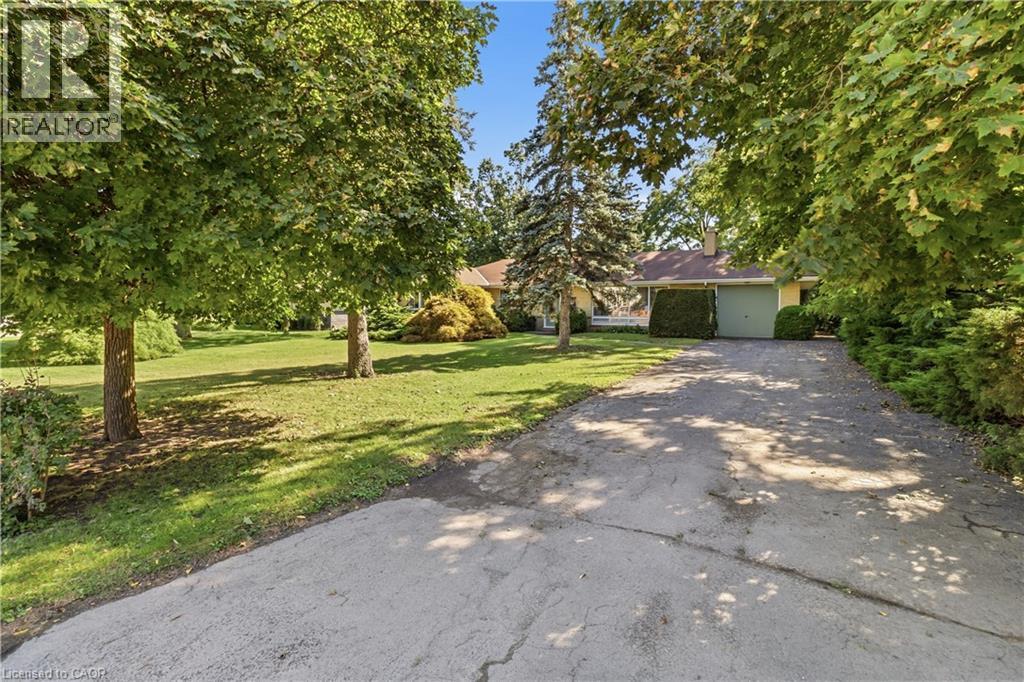 Brick ranch home situated on a mature, tree-lined lot with expansive lawn space - 974 Unsworth Avenue, Burlington, ON