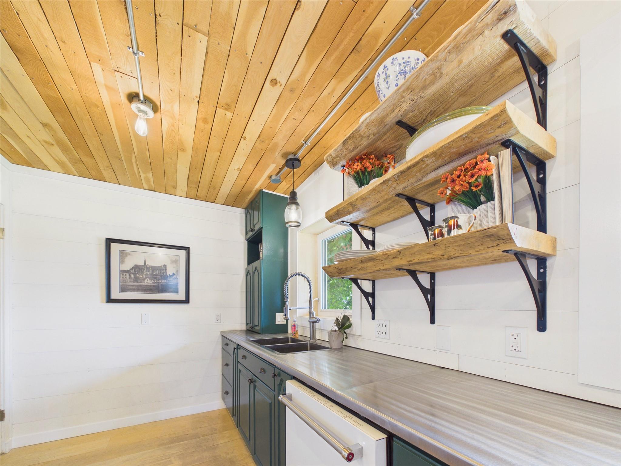 912 8Th Street, Cranbrook, BC - Indoor Photo Showing Kitchen With Double Sink