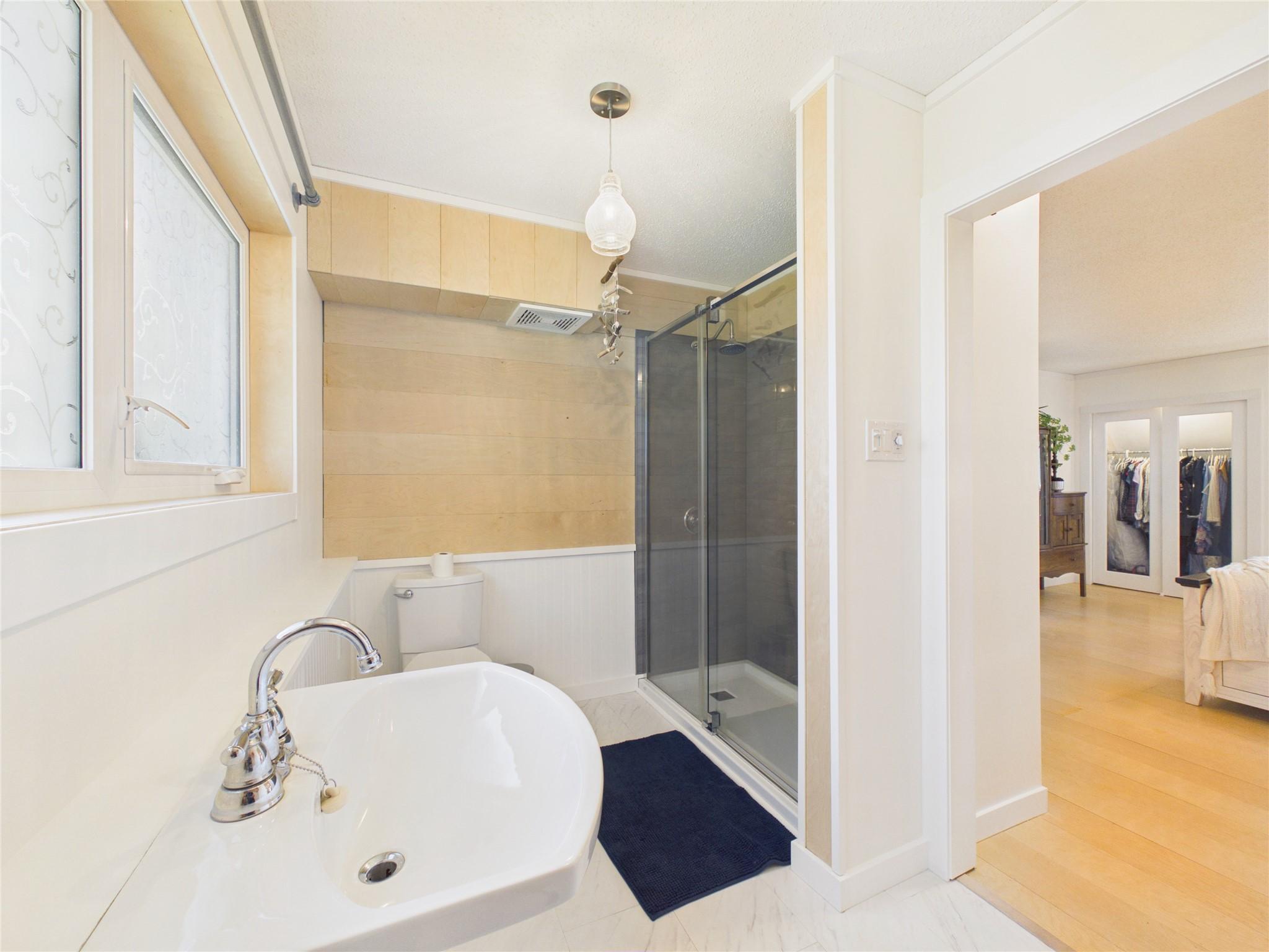 912 8Th Street, Cranbrook, BC - Indoor Photo Showing Bathroom