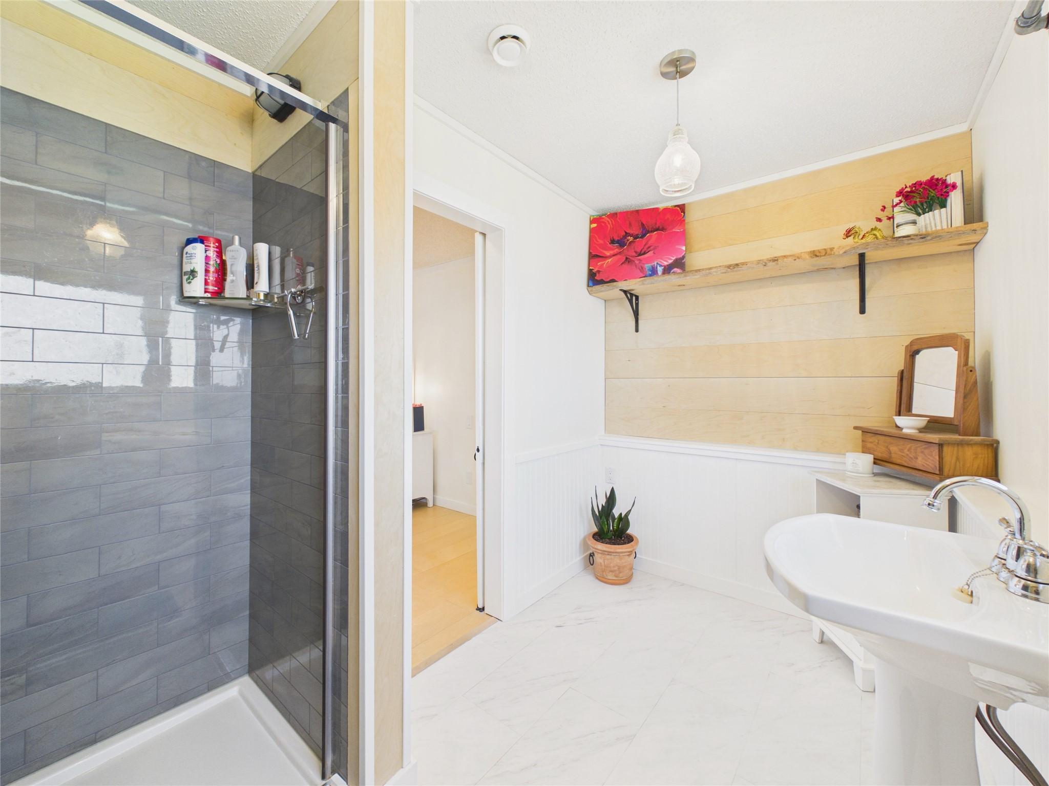 912 8Th Street, Cranbrook, BC - Indoor Photo Showing Bathroom