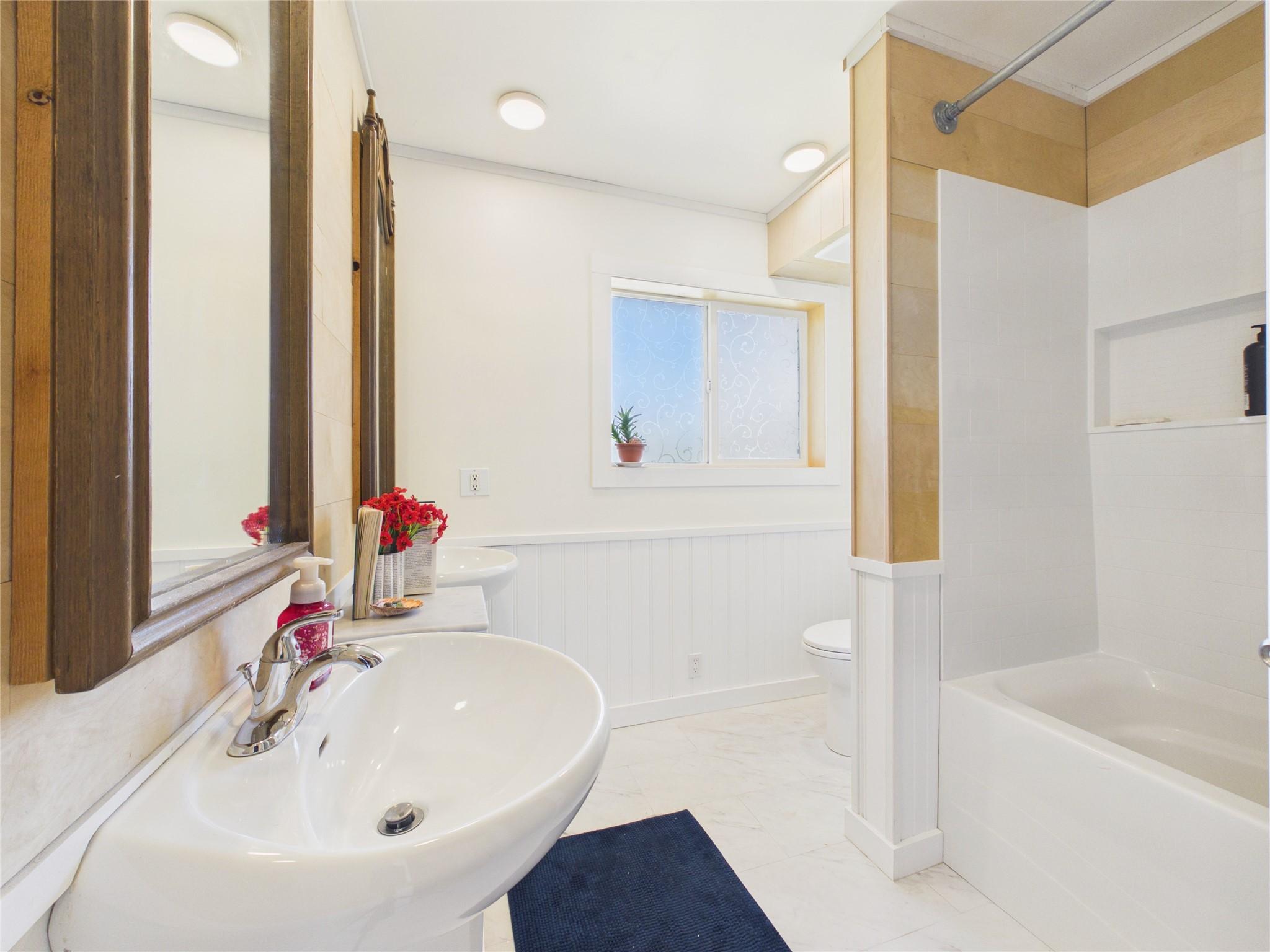 912 8Th Street, Cranbrook, BC - Indoor Photo Showing Bathroom