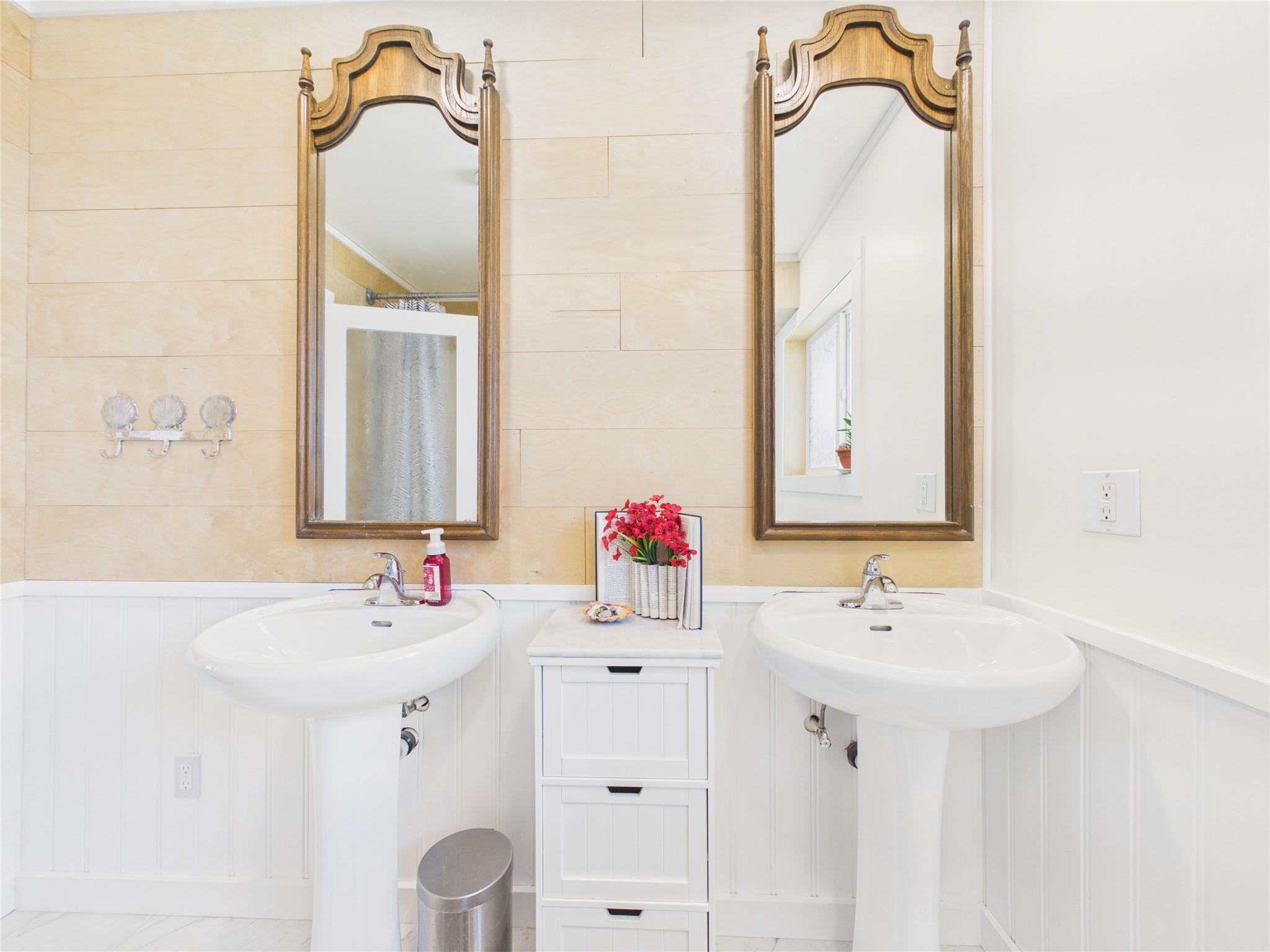 912 8Th Street, Cranbrook, BC - Indoor Photo Showing Bathroom