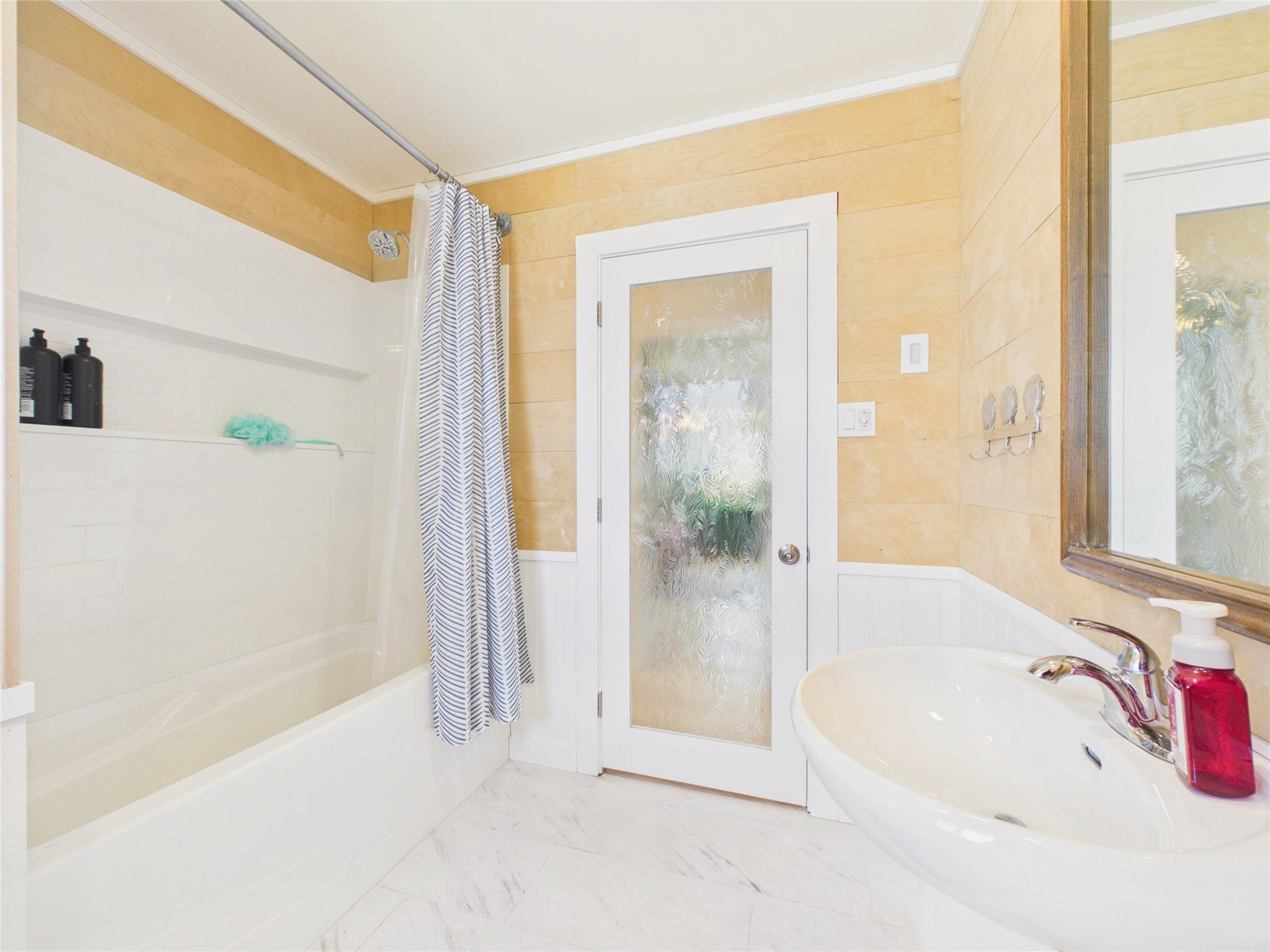912 8Th Street, Cranbrook, BC - Indoor Photo Showing Bathroom
