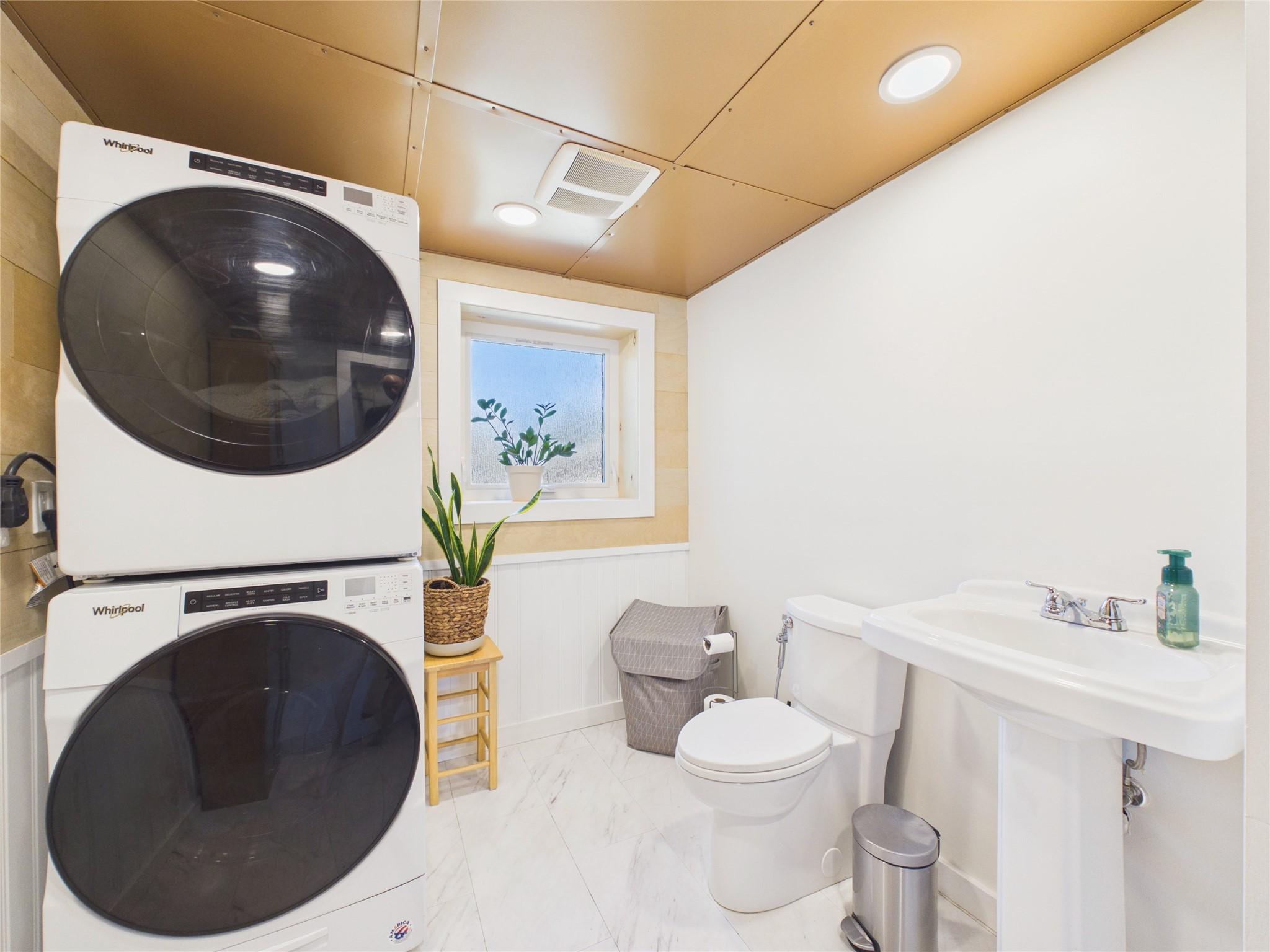 912 8Th Street, Cranbrook, BC - Indoor Photo Showing Laundry Room